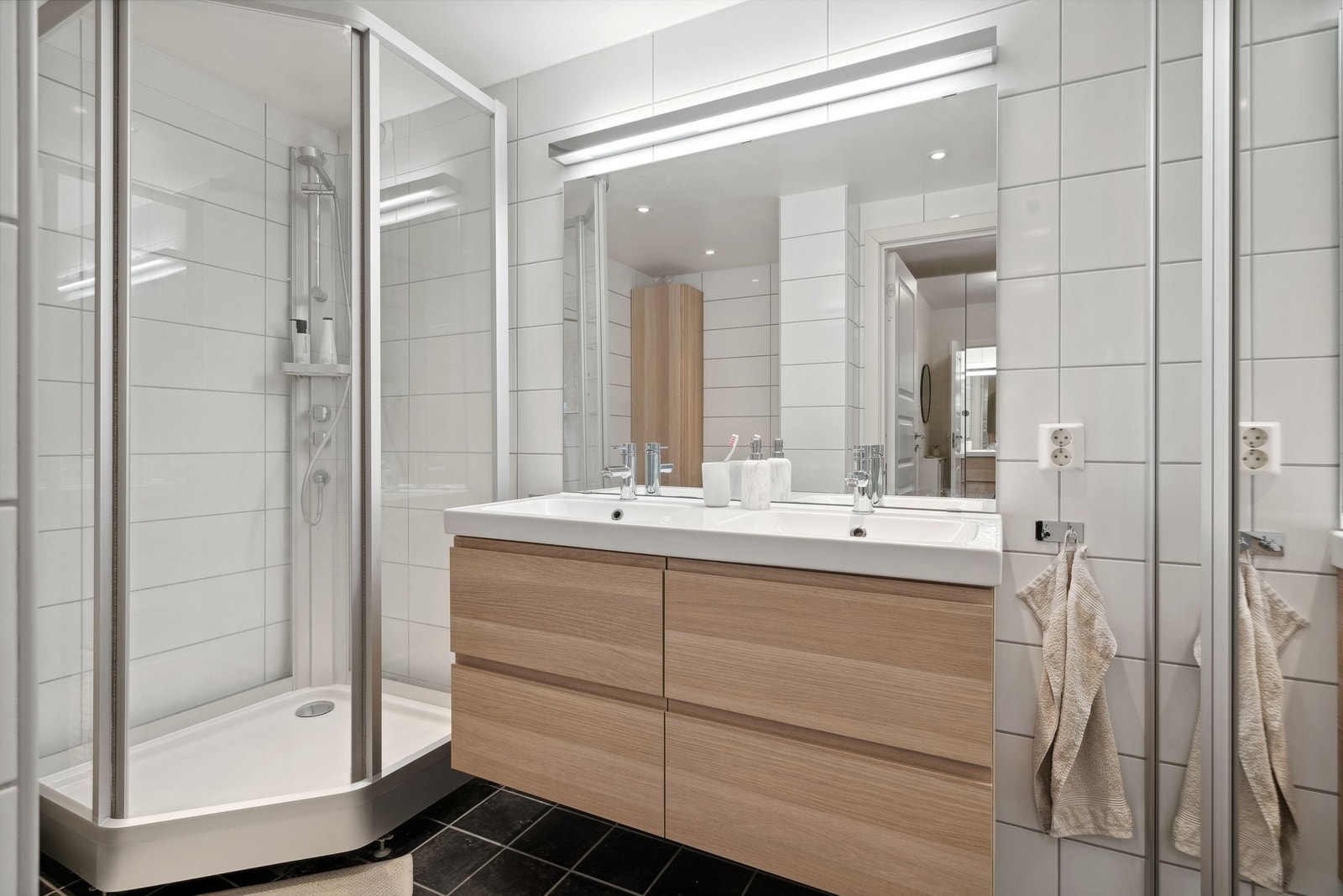 Lekkert helfliset bad med dobbel servant og varmekabler i gulv. Galleribilde