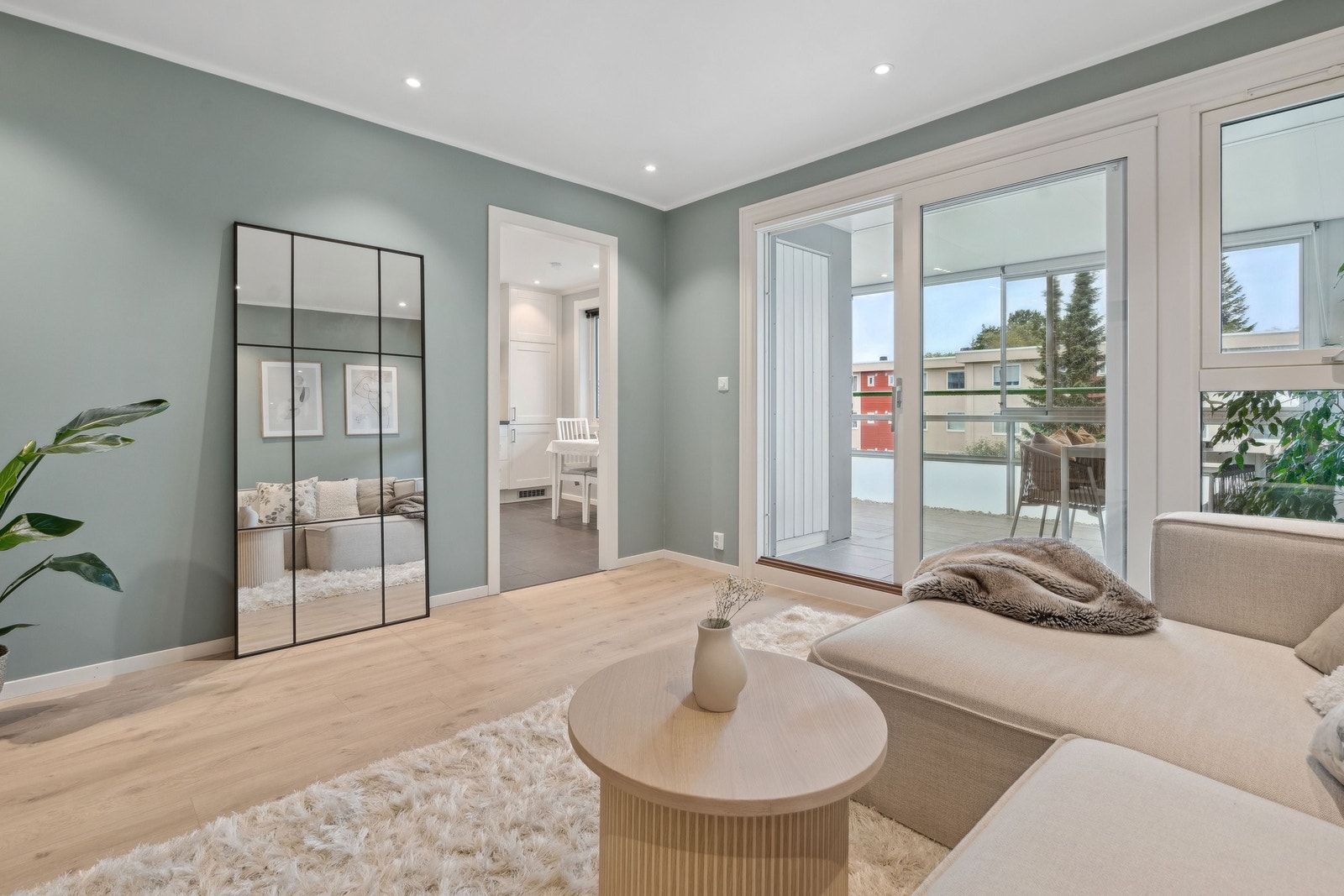 Stuen er romslig og har godt med naturlig lysinnslipp fra de store vinduene. Galleribilde