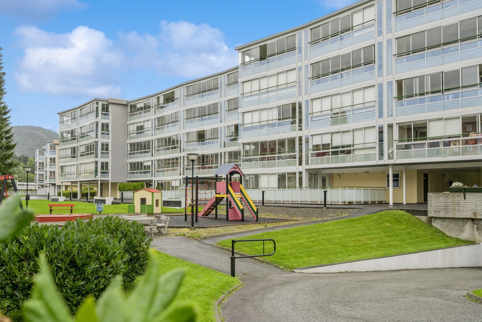 Fasade fra hage Galleribilde