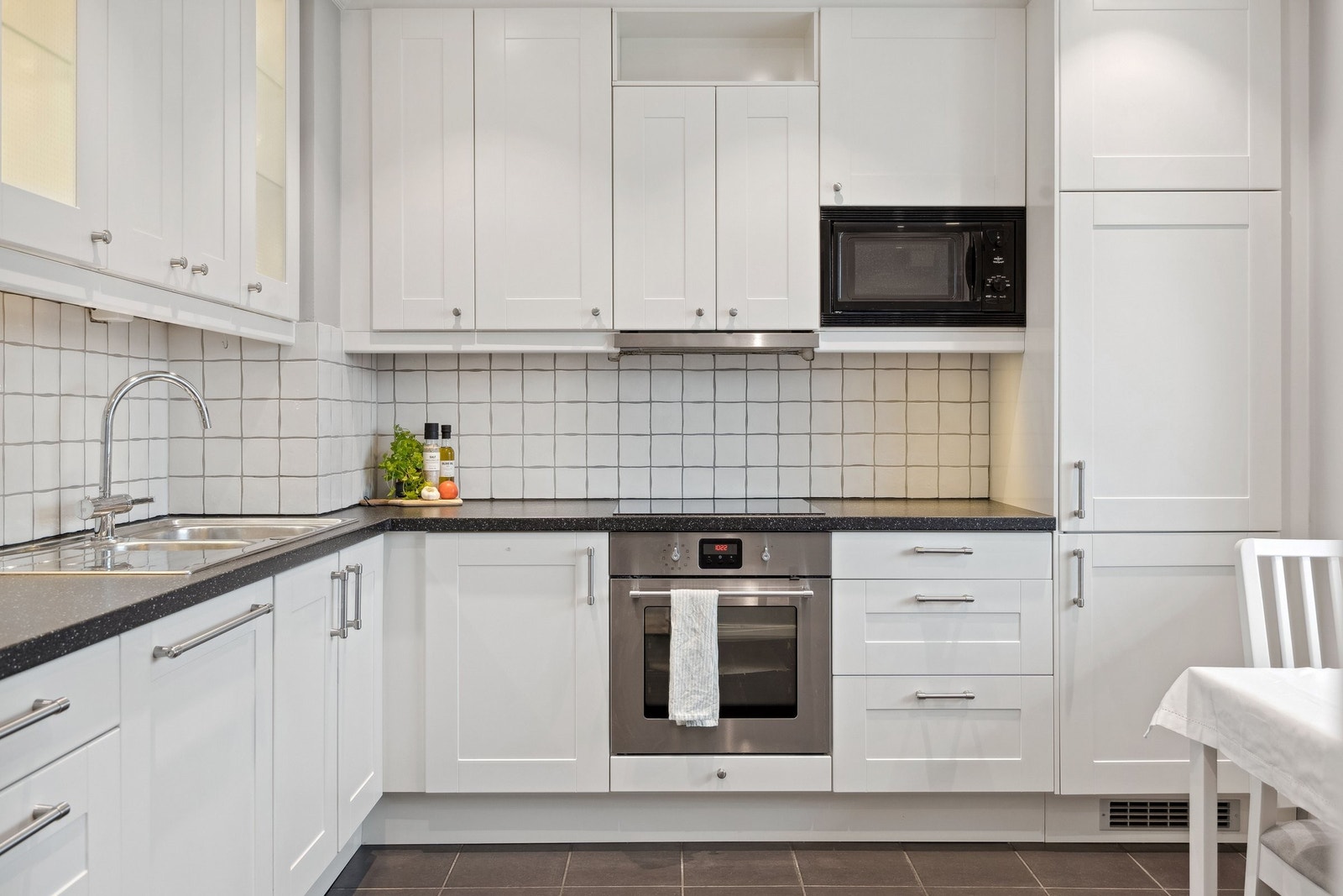 Tidløst kjøkken med integrerte hvitevarer. Galleribilde