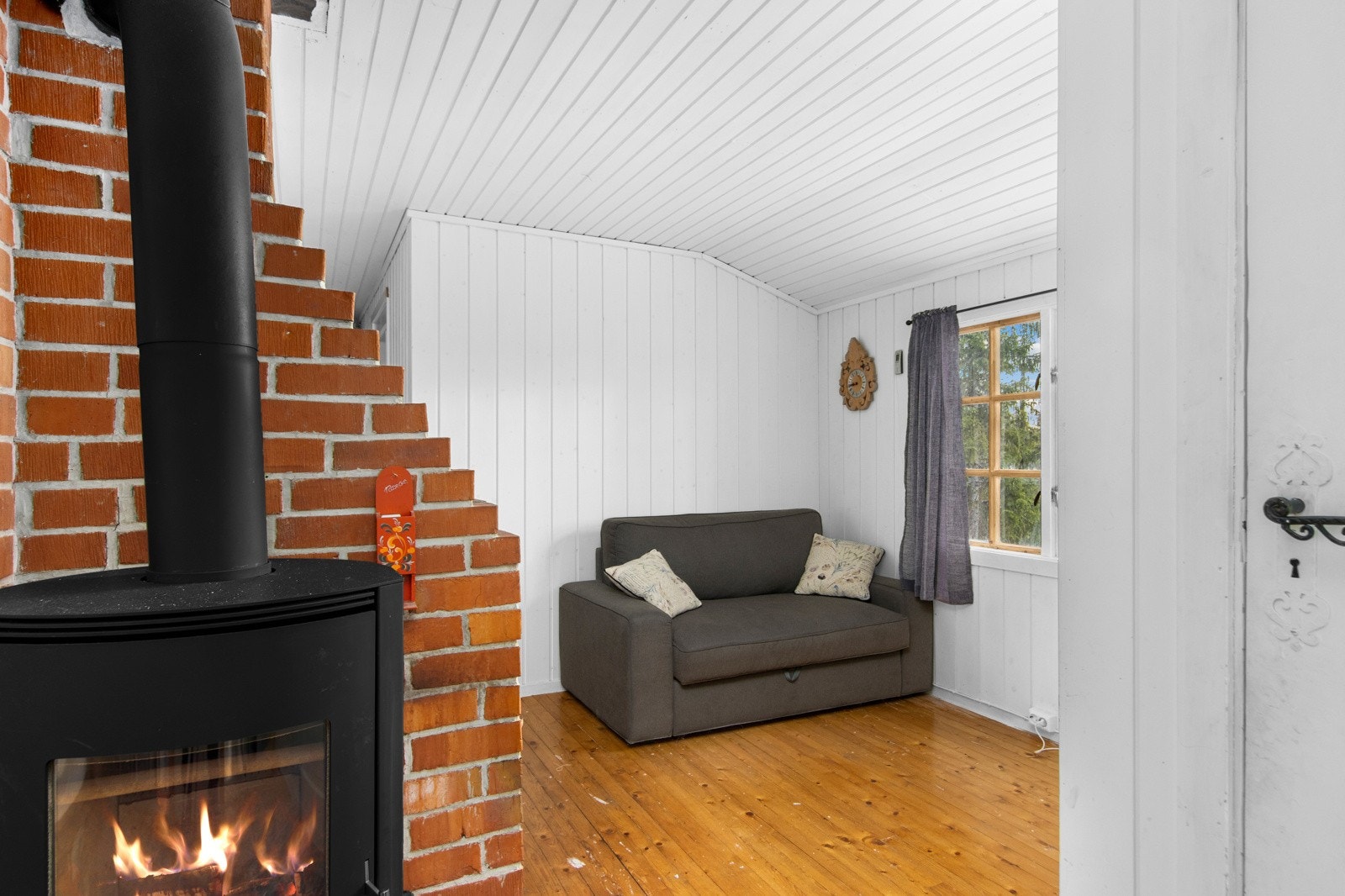 Peisovn som varmer godt på kalde kvelder. Smart plass til sofakrok Galleribilde