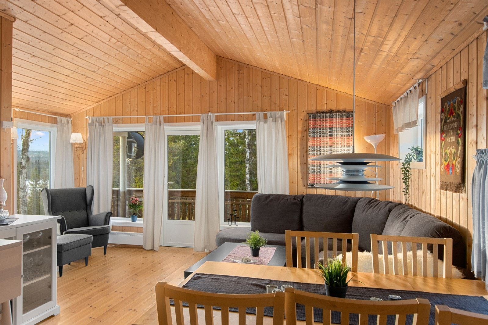 Utgang fra stuen til terrasse. Spektakulær utsikt fra sofakroken Galleribilde