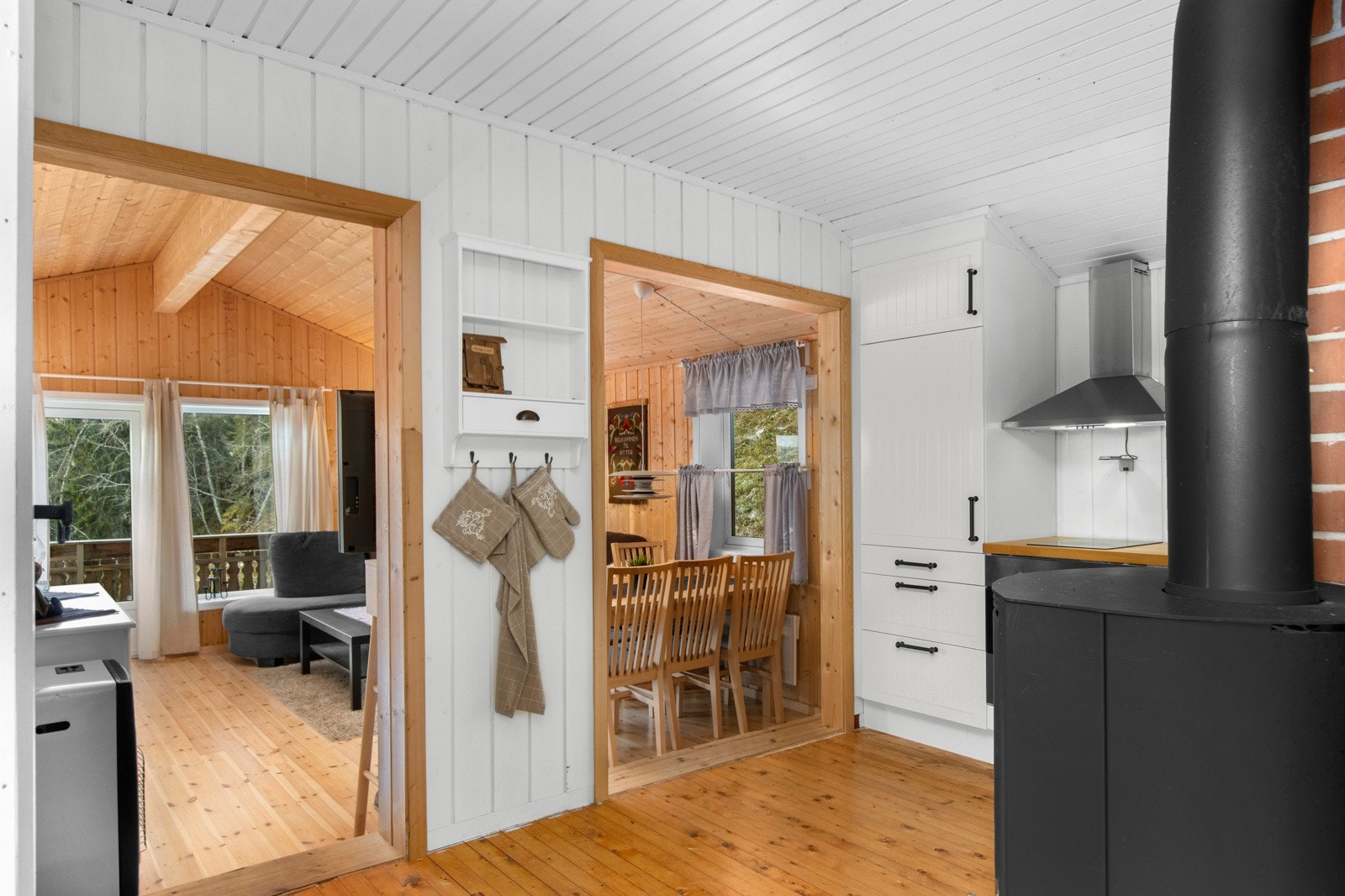 Utsyn fra kjøkken til stue Galleribilde