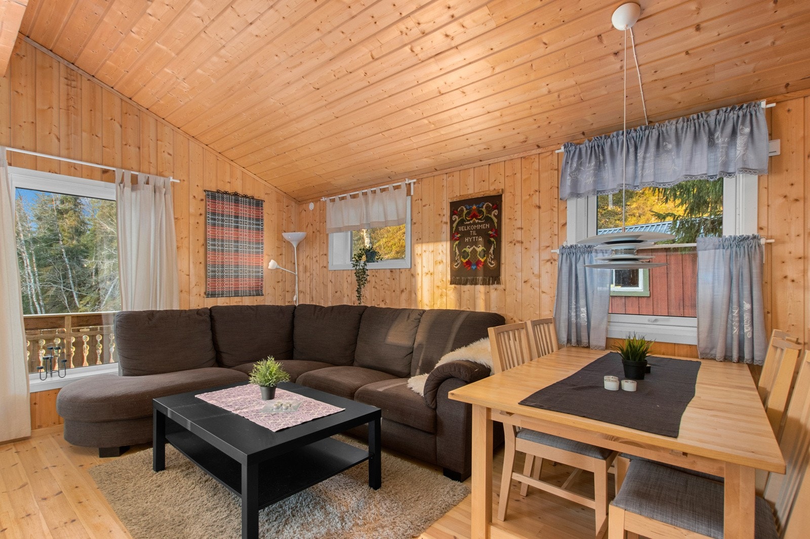 Store vinduer gir godt med naturlig lysinnslipp Galleribilde