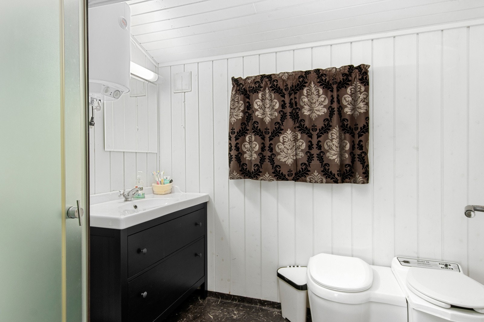 Bad med dusjkabinett, servant og biotoalett. Galleribilde