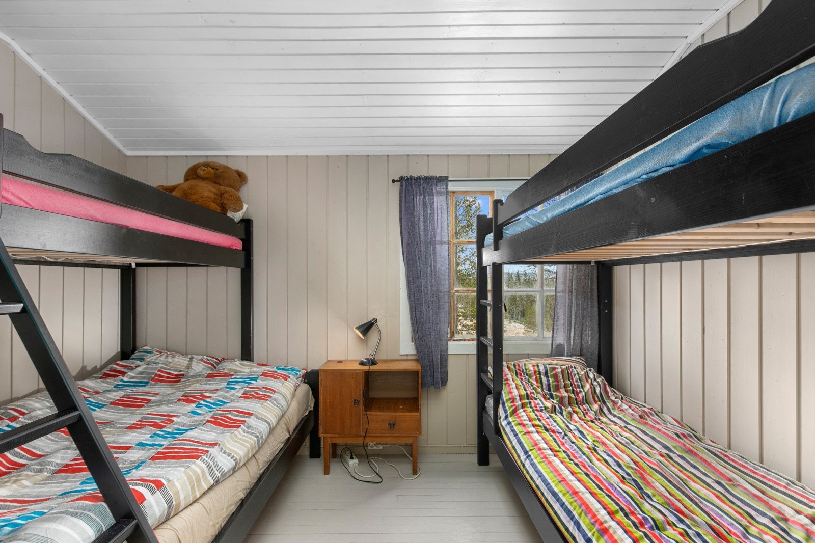 Romslig soverom med plass til 2 køyesenger Galleribilde