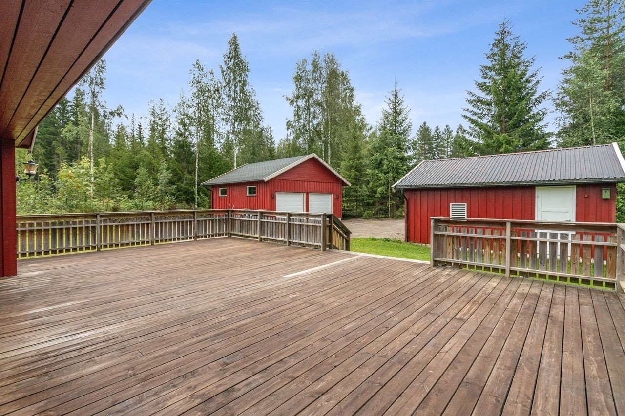 Terrassen er romslig med tretrapp ned til terrenget. Galleribilde