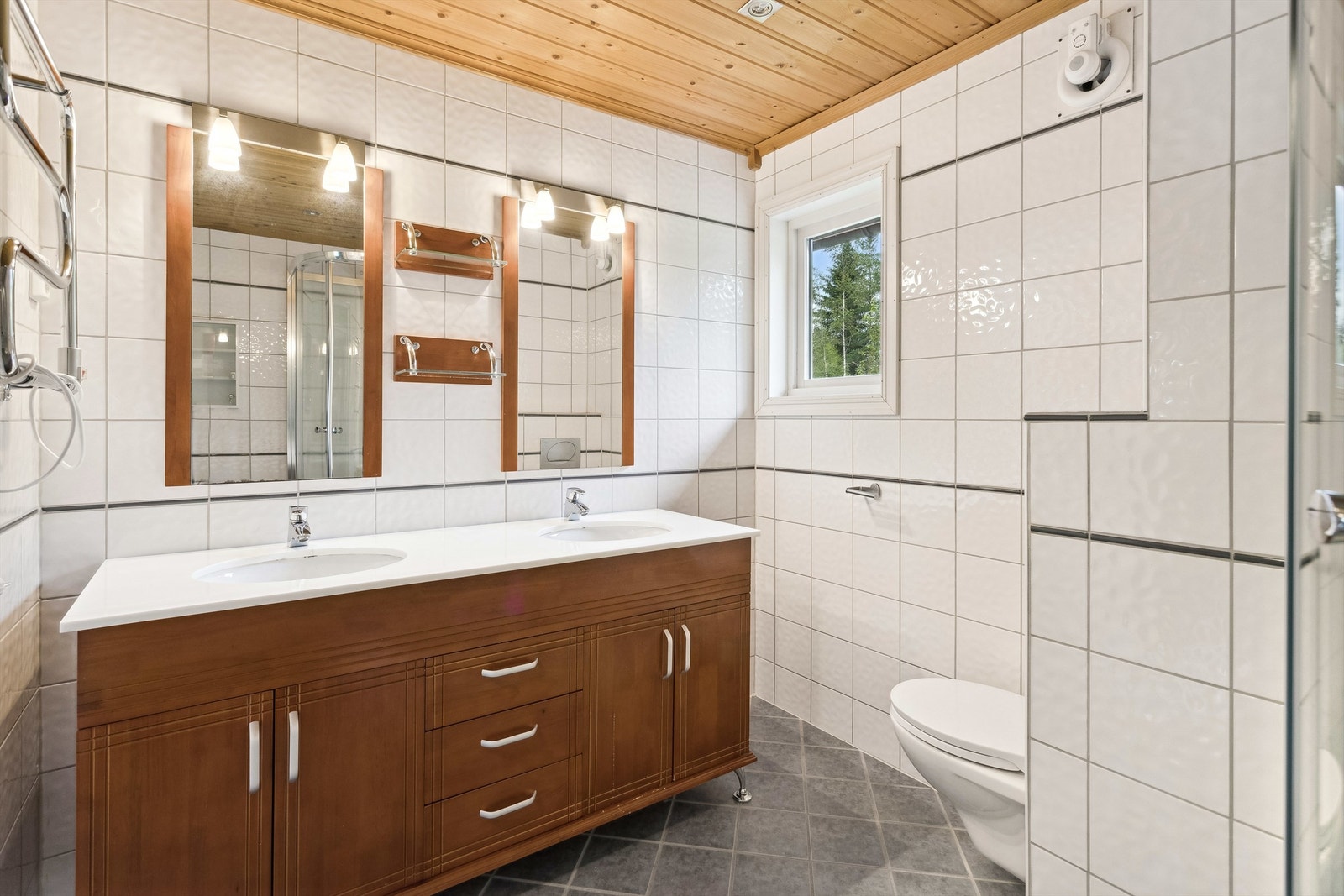 Mekanisk avtrekk via vifte på vegg. Galleribilde