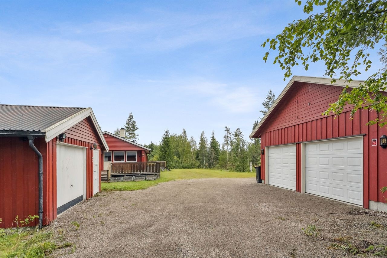 To garasjer med tilsammen tre garasjeplasser og godt med lagringsmuligheter. Galleribilde