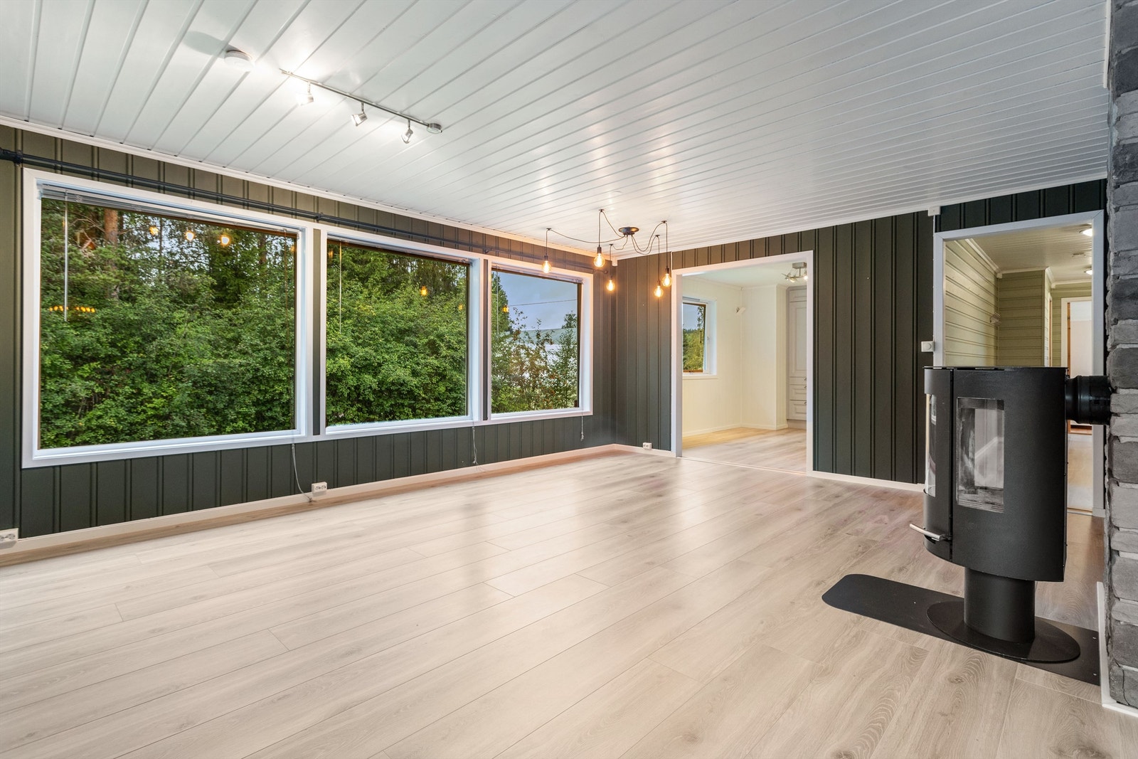 Dels åpen løsning fra stuen inn til kjøkkenet. Galleribilde