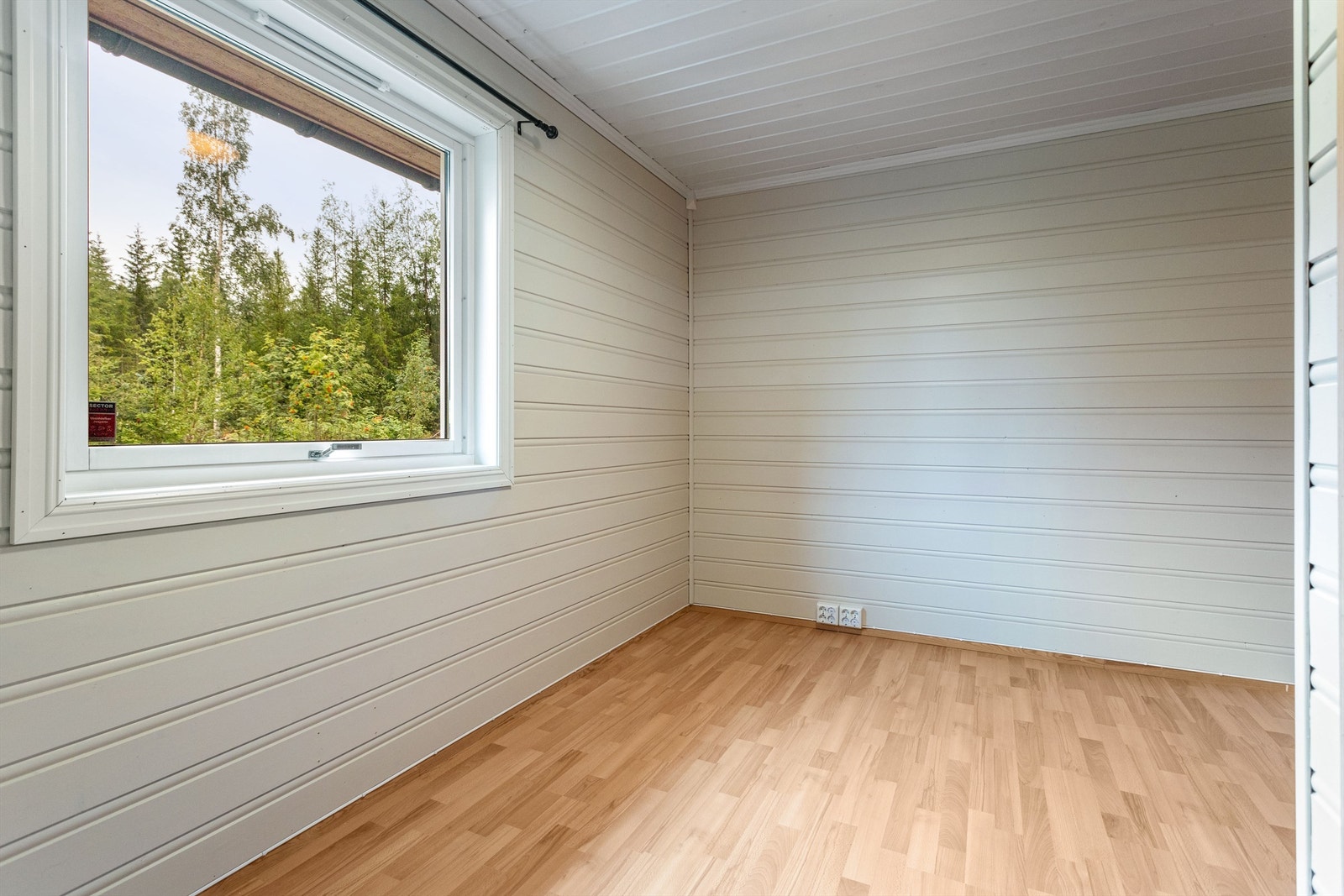 Det tredje soverommet har sandfarget liggende panel på veggene og laminat på gulvet. Rommet er romslig med gode møbleringsmuligheter. Galleribilde