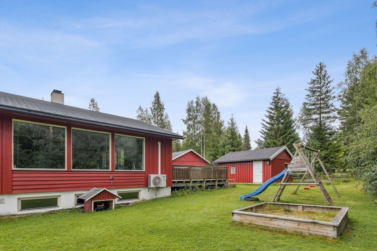 Hagen er opparbeidet med plen og diverse beplanting. Sandkasse og huske-/lekestativ montert i hagen. Galleribilde