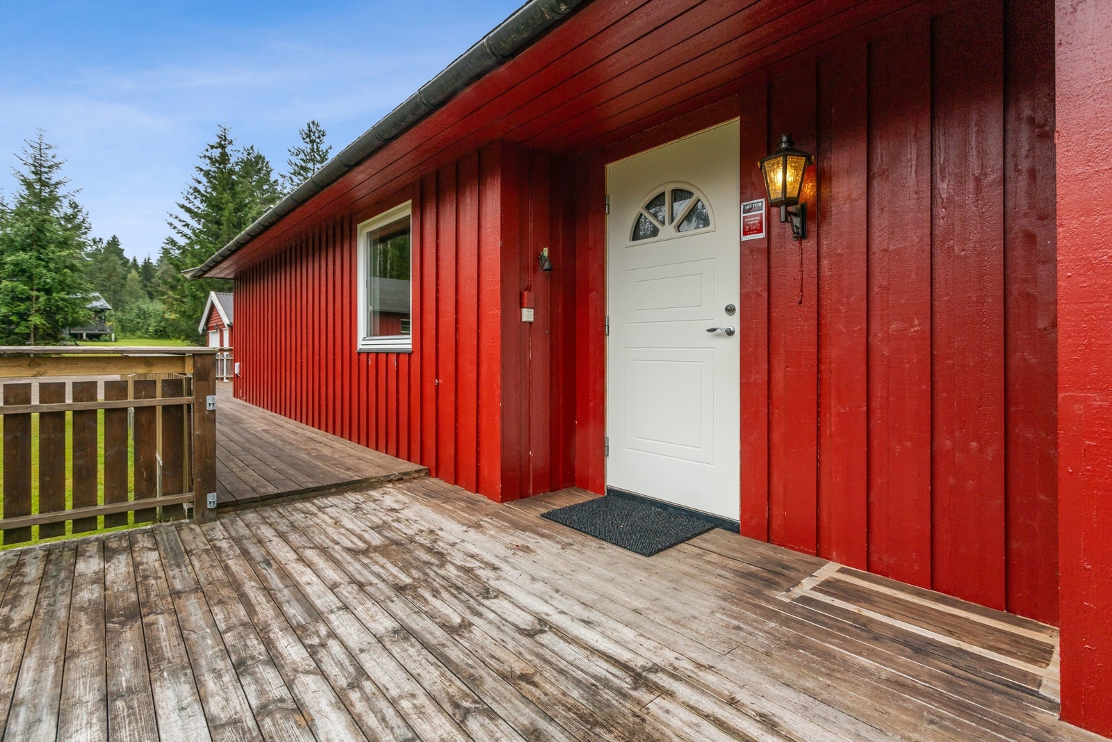 Inngangspartiet er tilknyttet terrassen som strekker seg rundt hushjørnet. Galleribilde