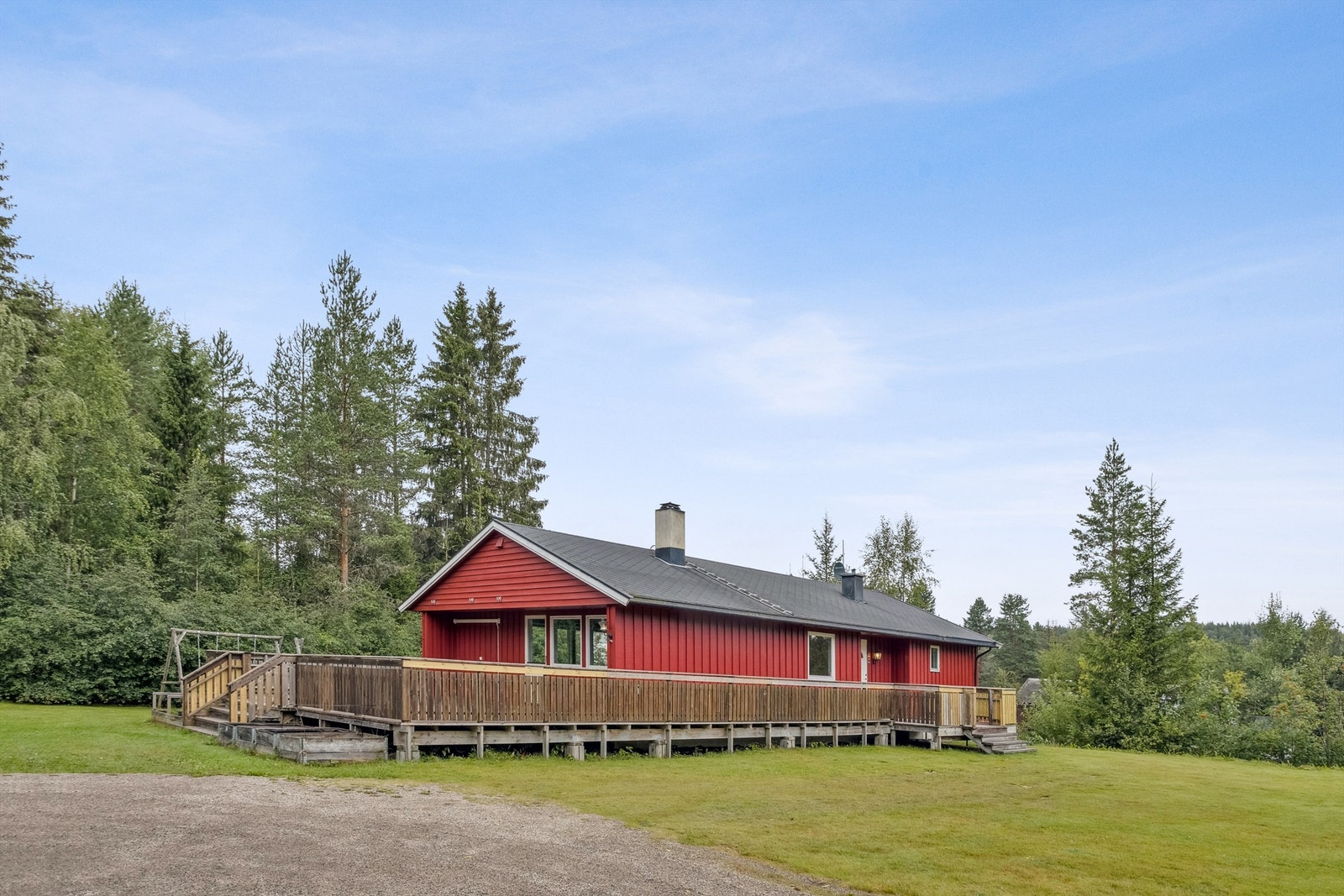 Gruset innkjøring og gårdsplass. Romslig terrasse som strekker seg på to sider av boligen. Galleribilde