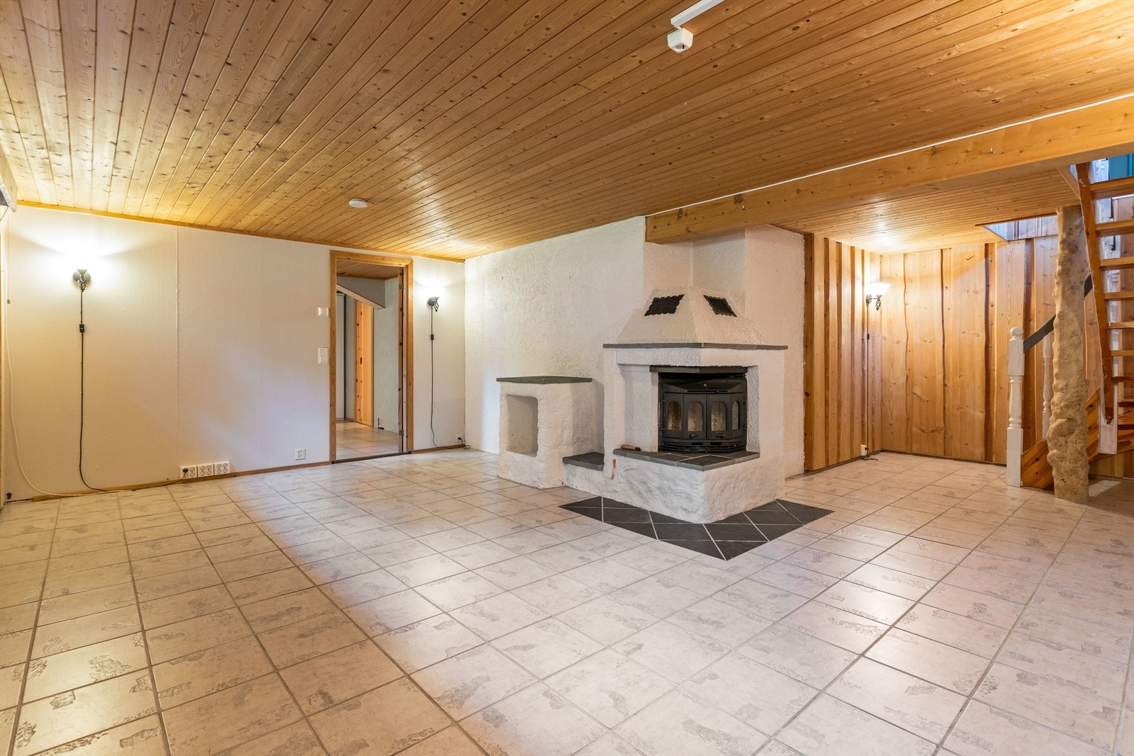 Rommet er innredet med murt peisovn som gir godt med varme. Rommet er ikke godkjent til varig opphold. Galleribilde