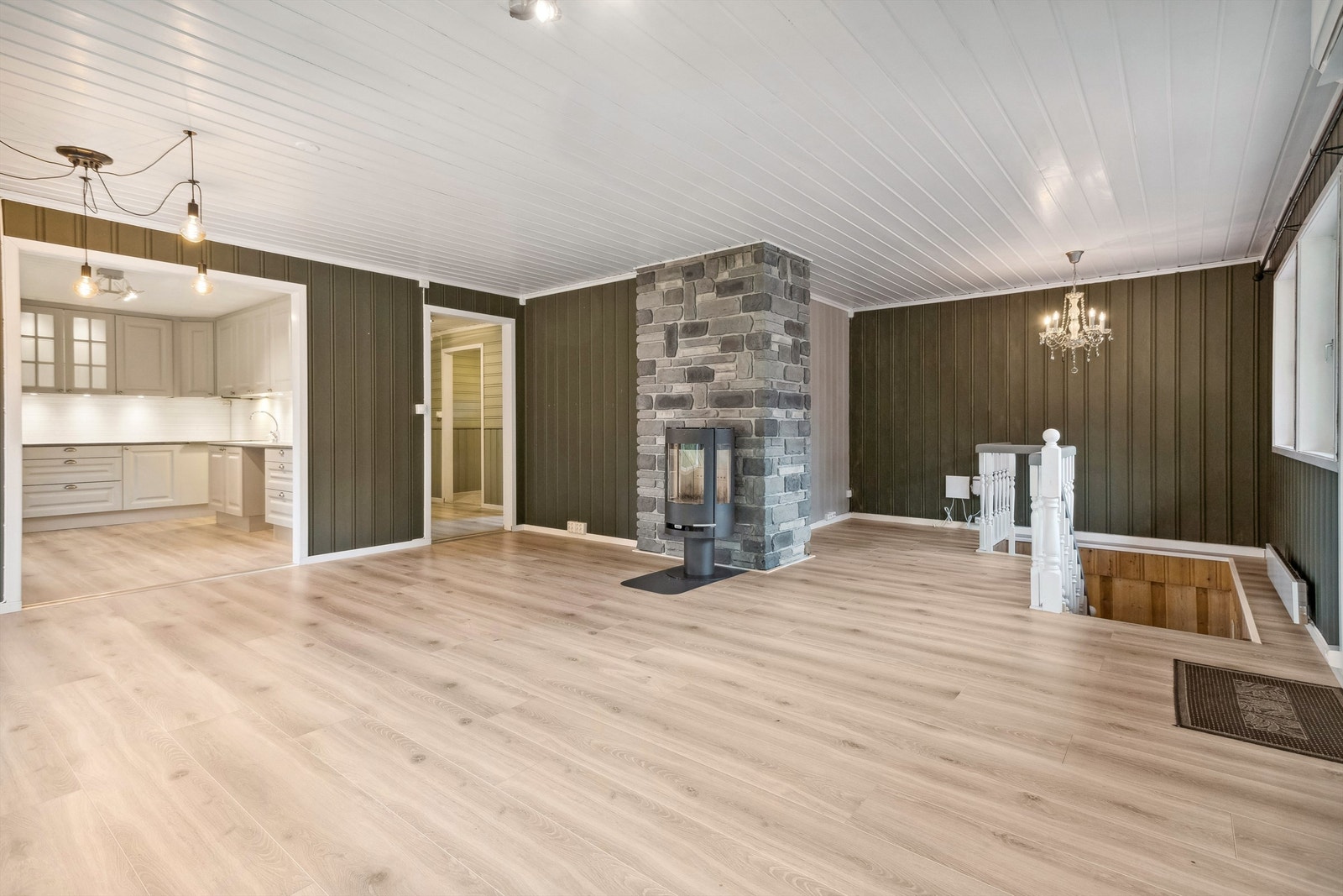 Terrassedøren gir deg adkomst ut til den romslige terrassen hvor du kan nyte vakre sensommer- og høstdager. På venstre side av terrassedøren er trappen ned til kjelleren. Galleribilde