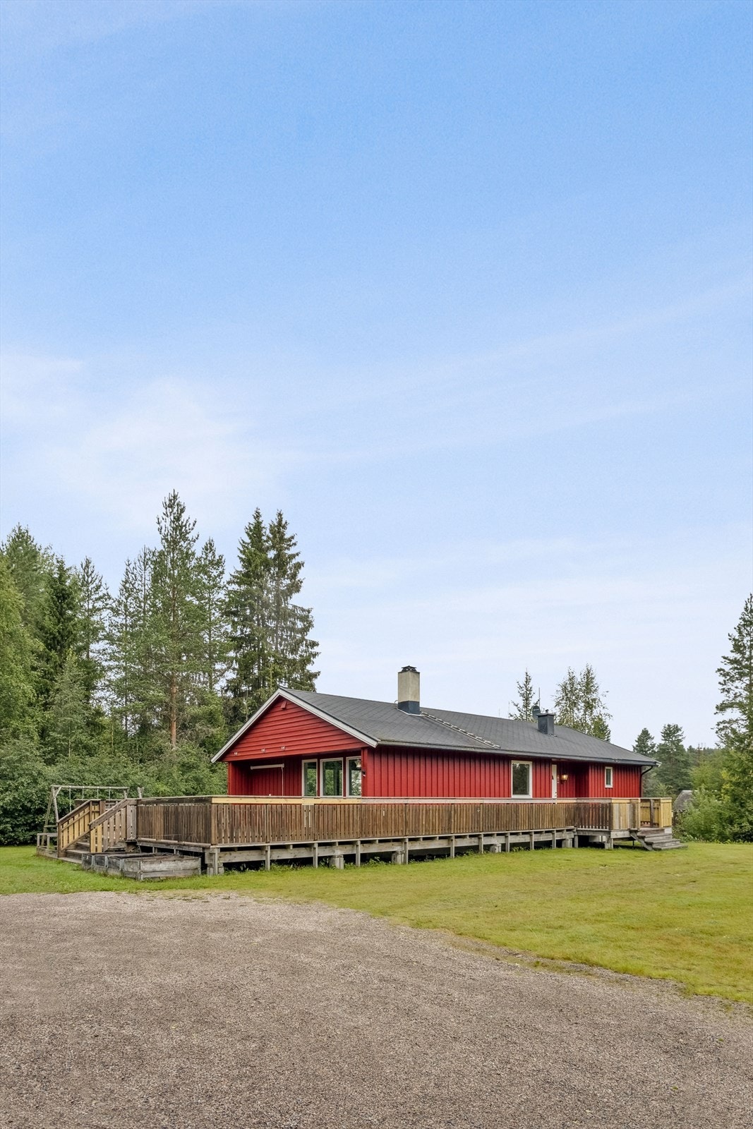 Boligen ligger i et området med spredt boligbebyggelse litt utenfor Rena sentrum. Galleribilde