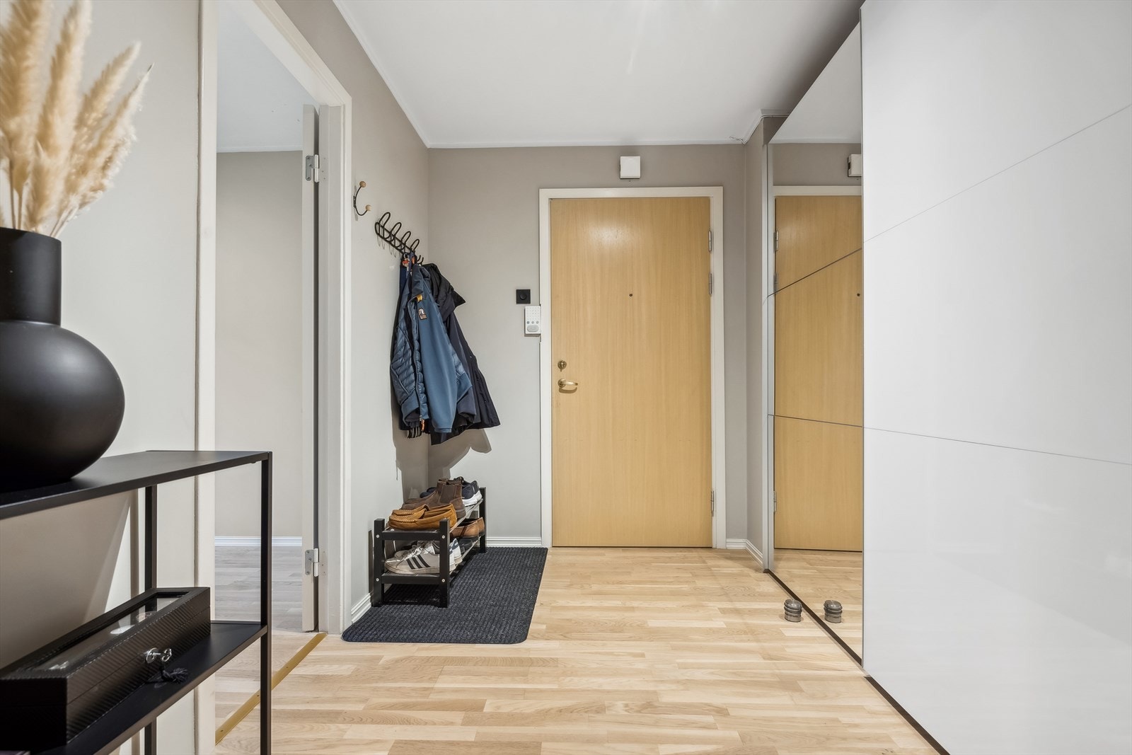 Entrè med stor skyvedørsgarderobe. Galleribilde