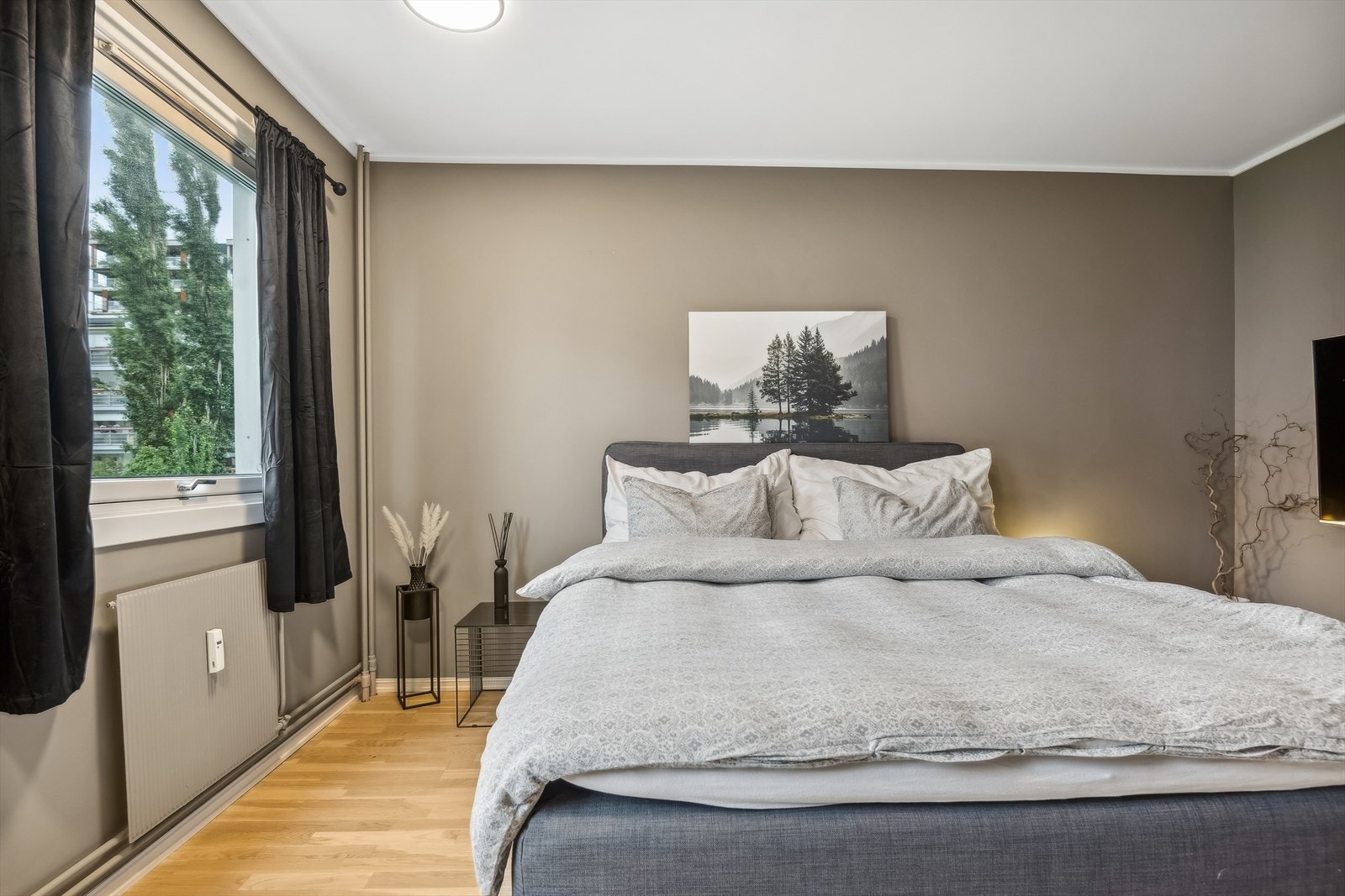 God plass til både soveromsmøblement og garderobe. Galleribilde