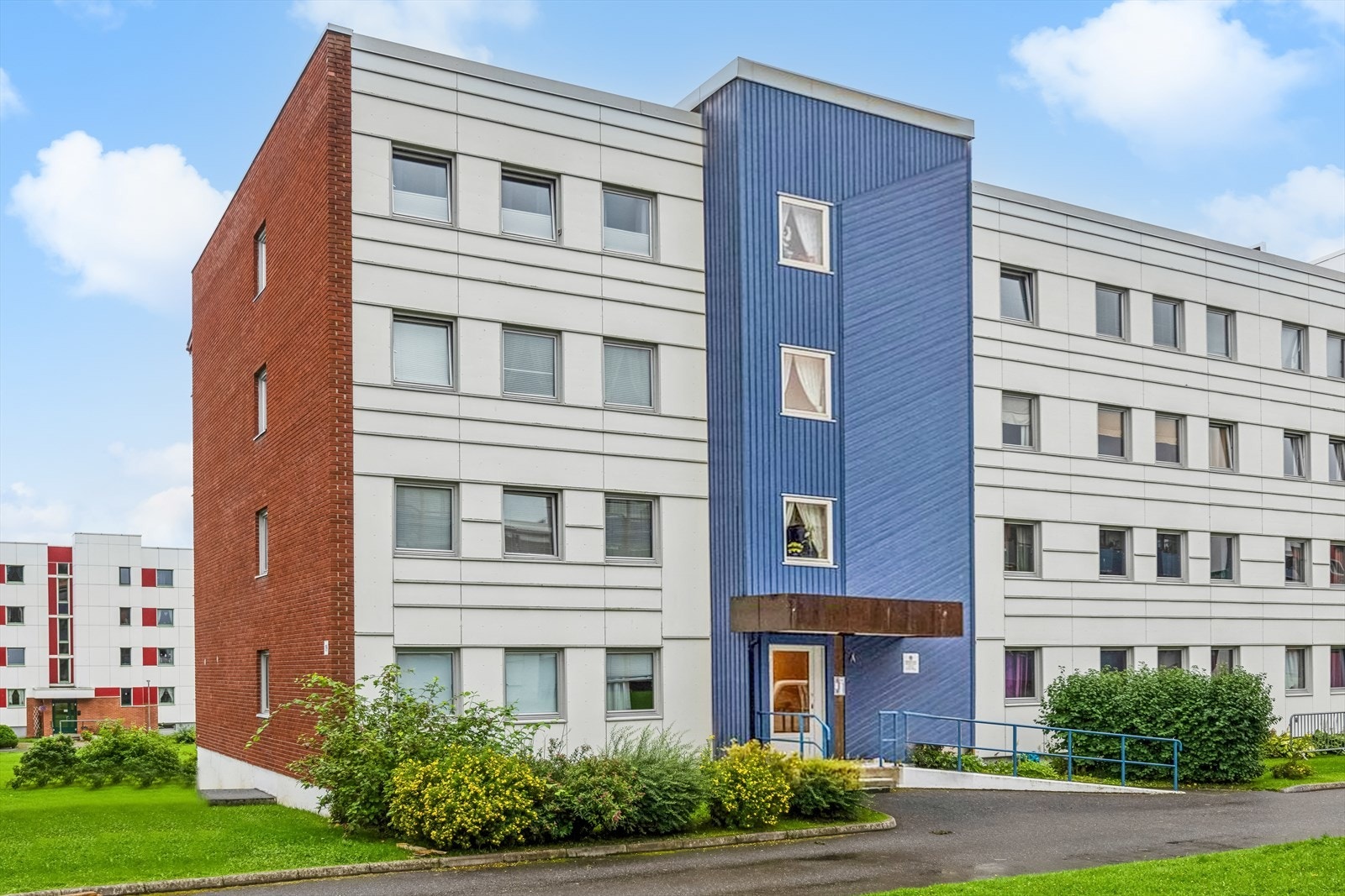 Leiligheten tilhører Nordenga Borettslag og har en fin beliggenhet i et rolig og attraktivt boligområde på Hamar vest. Velkommen til en hyggelig visning! Galleribilde