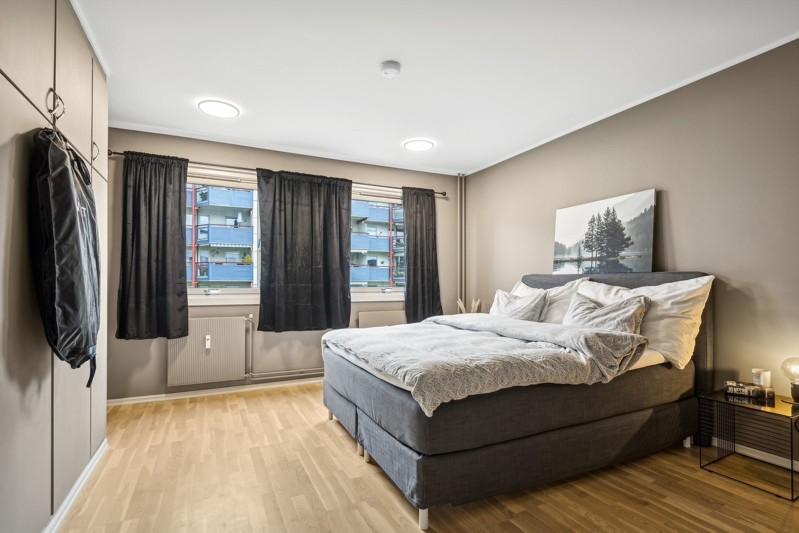 Soverommene fremstår som lyse og fine soverom. Galleribilde