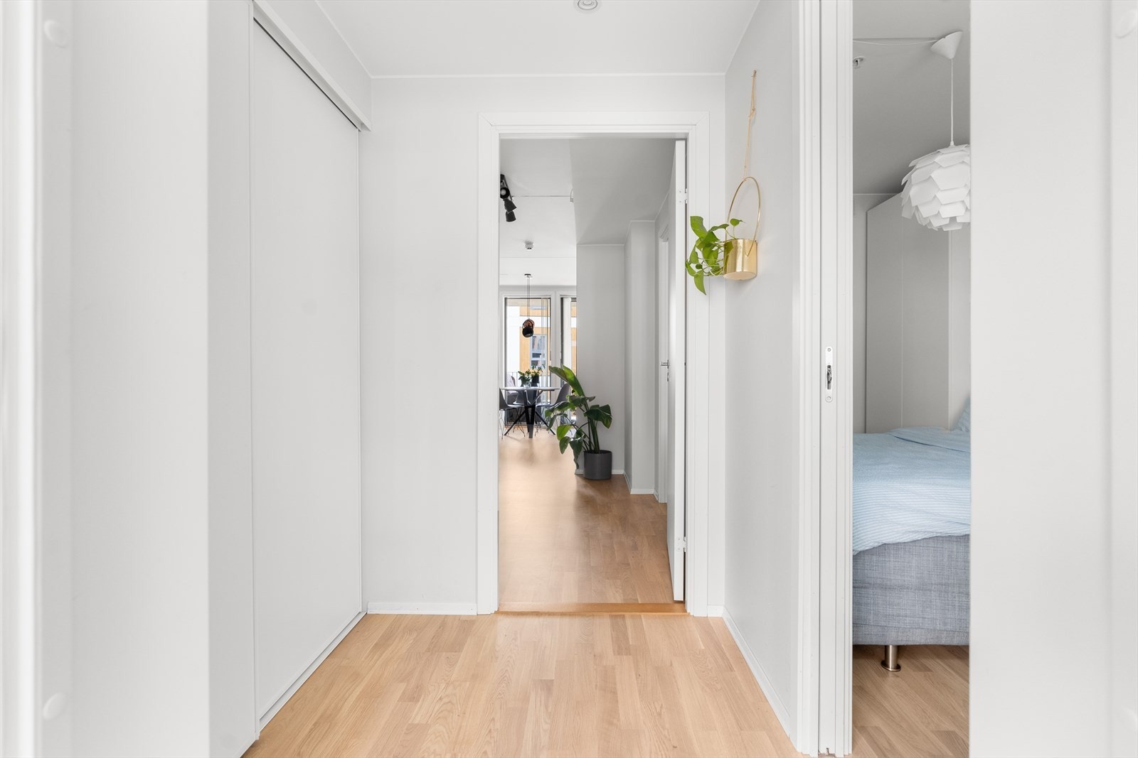 Leiligheten har en lys og innbydende entré, med plass til å henge fra seg yttertøy i garderobe. Galleribilde