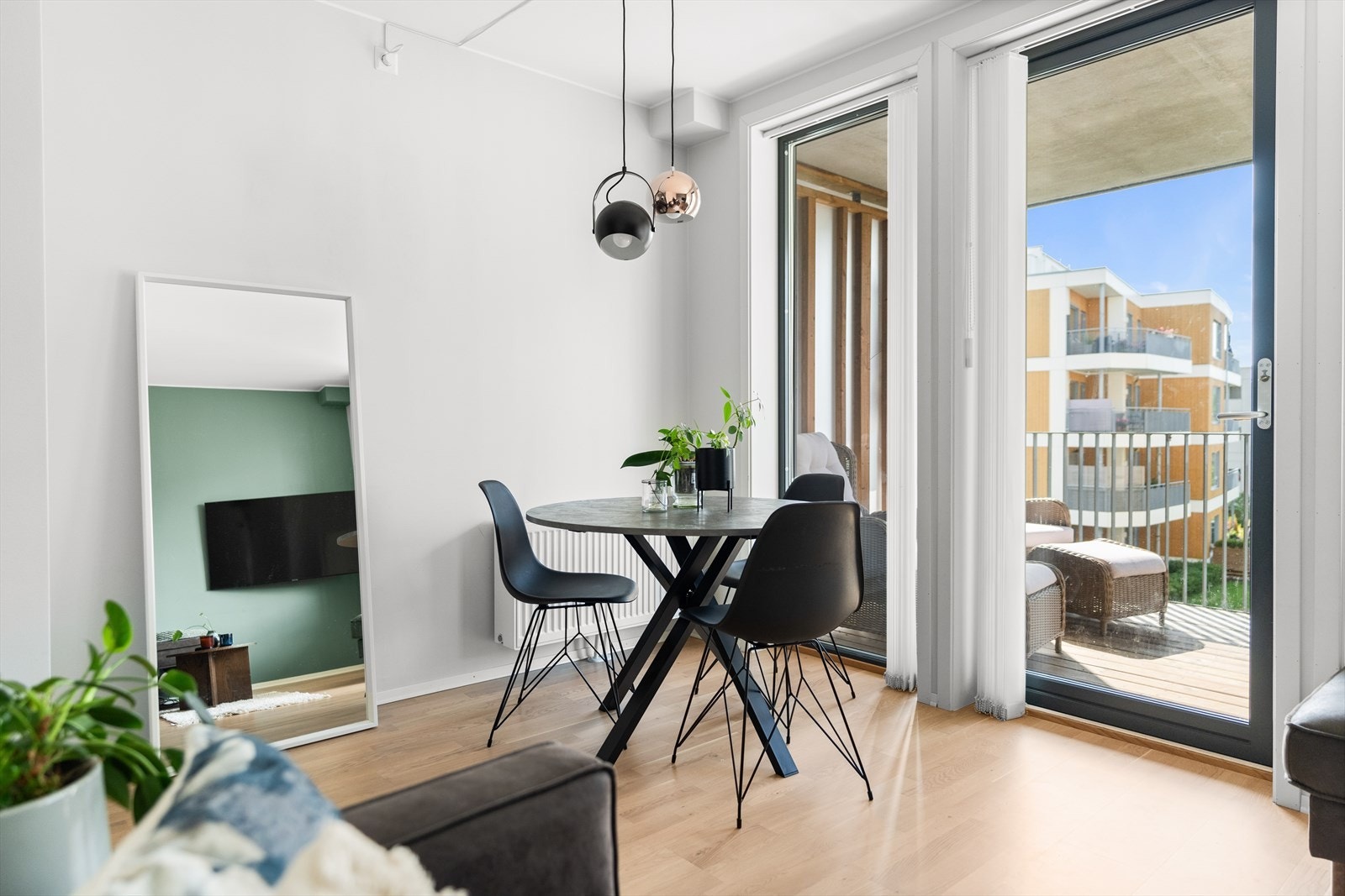 Videre er det utgang til en sydvendt balkong. Galleribilde