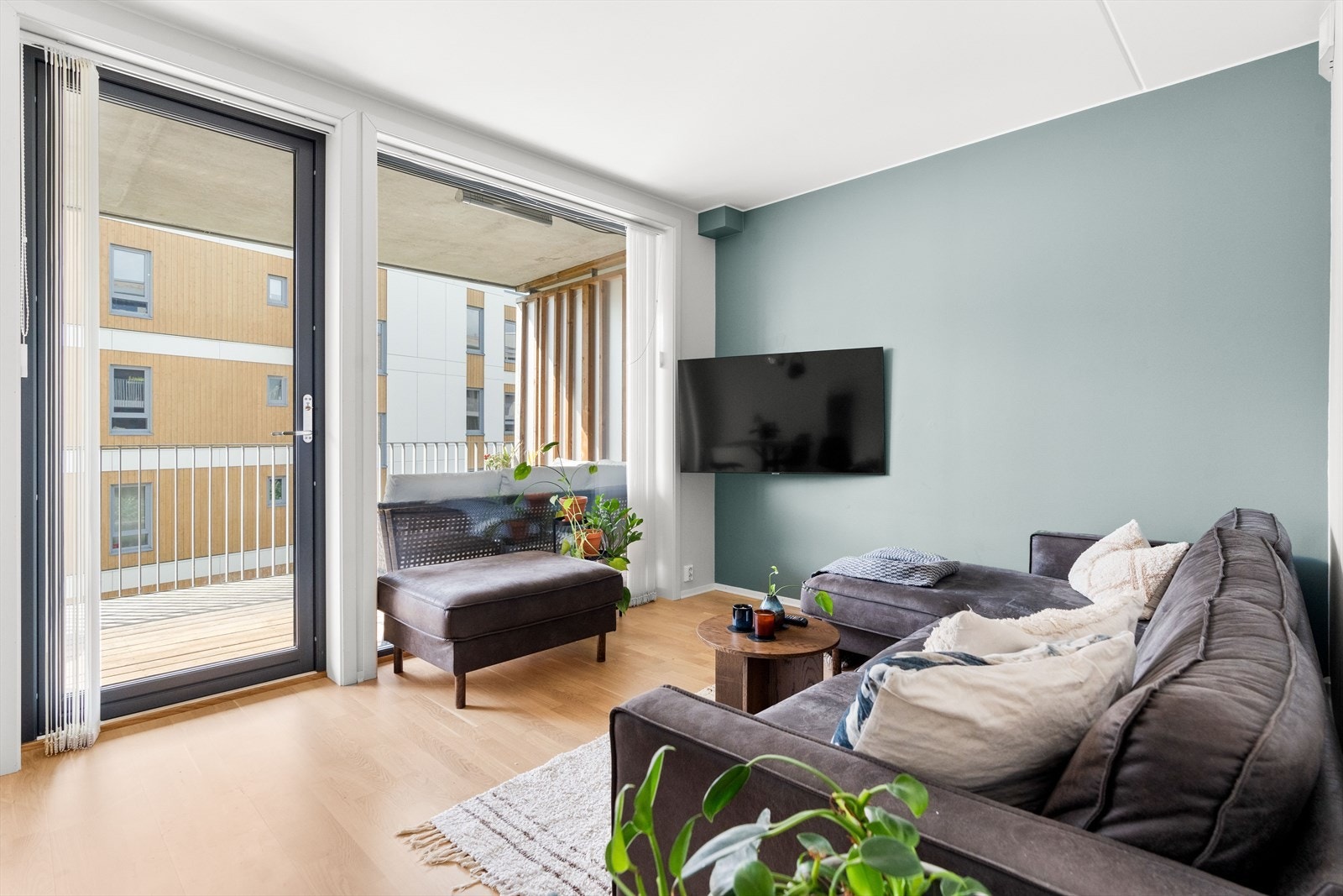 Rommet er av fin størrelse, med plass til sofa, tv-bord og spiseplass. Galleribilde