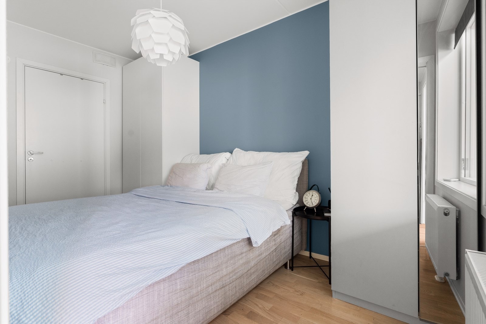 Det er plass til dobbeltseng mellom skapinnredning på hver side. Galleribilde