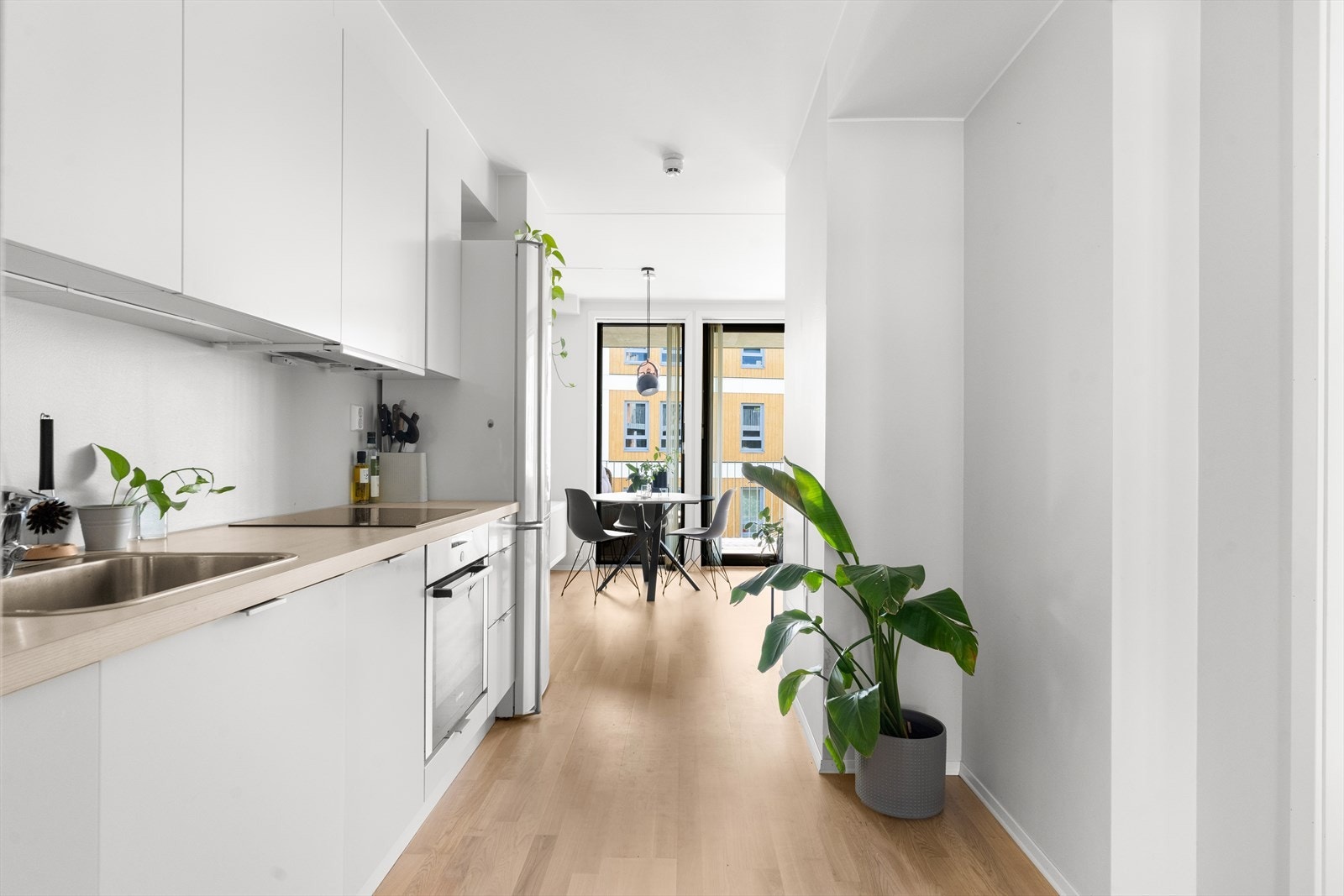 Det er satt inn stekeovn, platetopp og oppvaskmaskin integrert i innredningen. Galleribilde