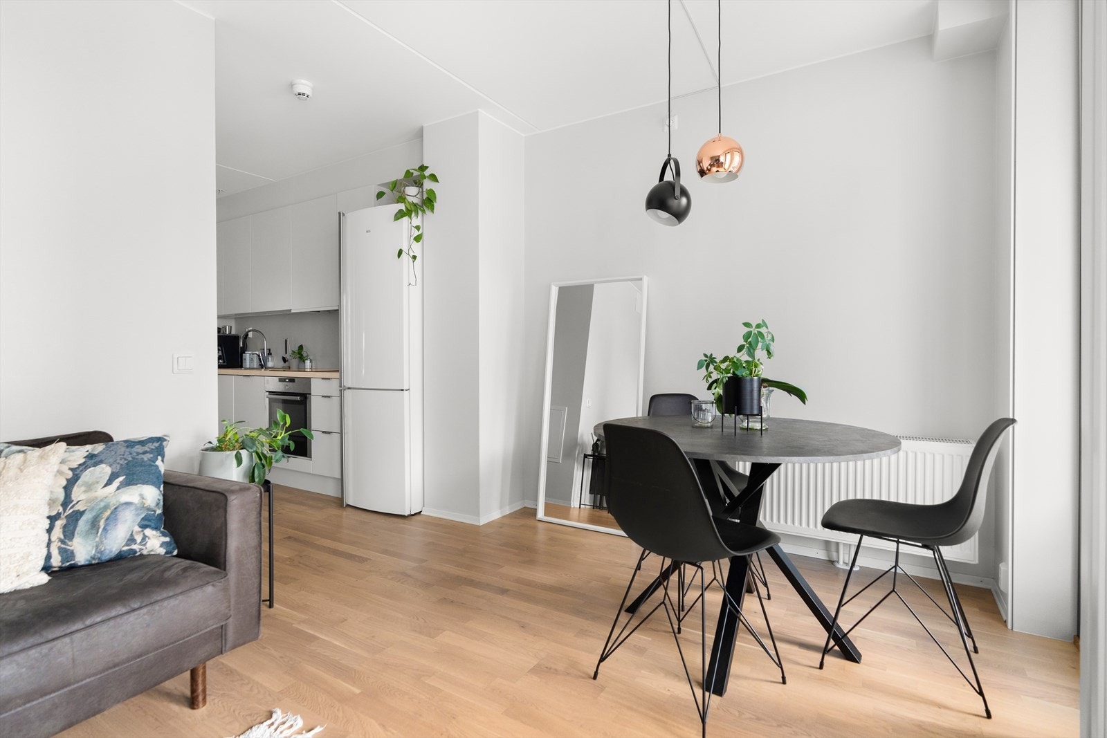 Kjøkkenet ligger mellom entré og stue, og her er plassen godt utnyttet! Galleribilde