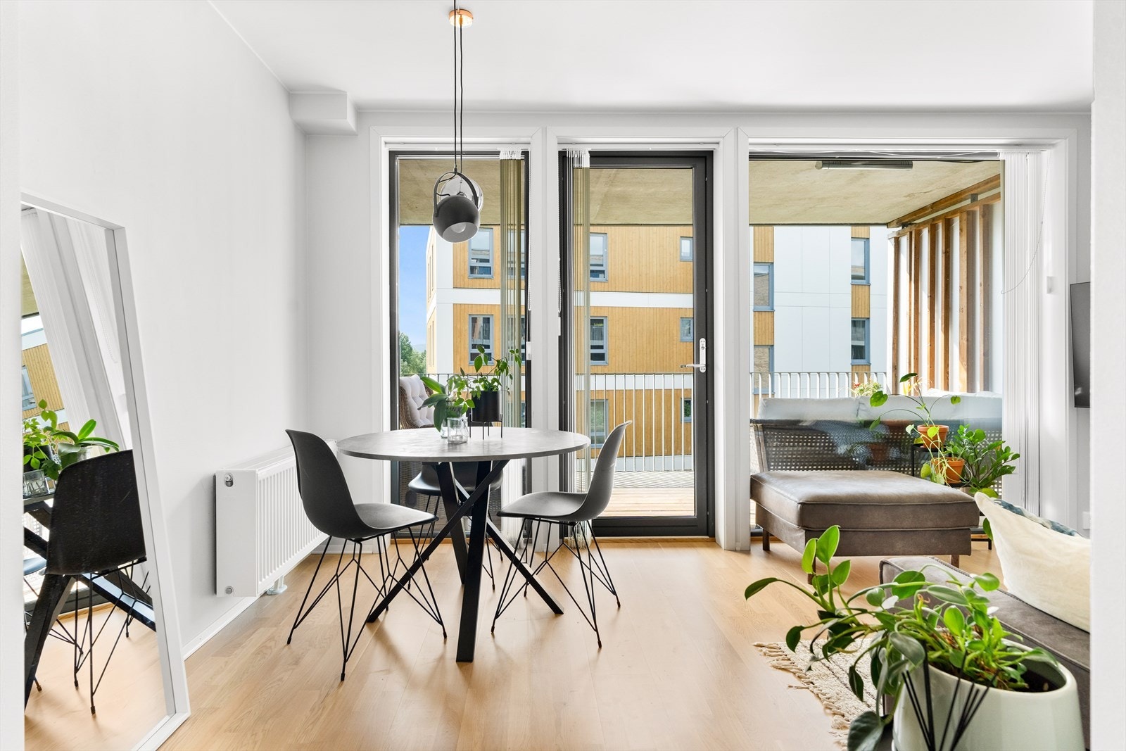 Stuen har store vindusflater som slipper inn rikelig med naturlig lys. Galleribilde