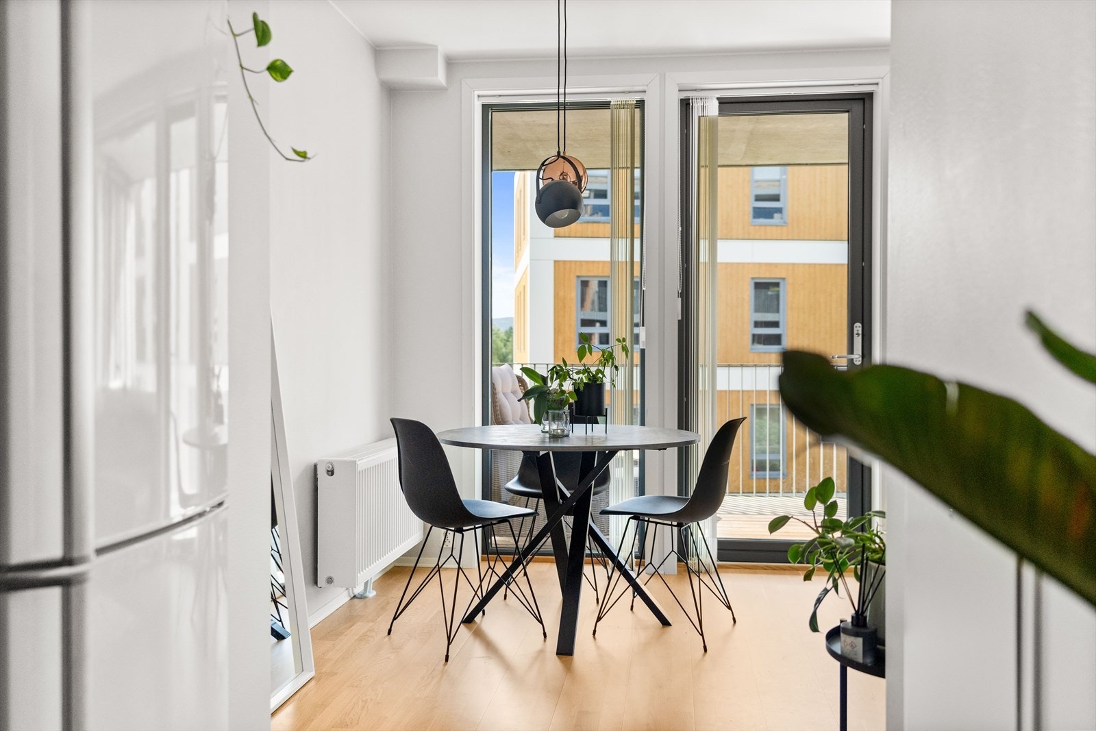 Leiligheten blir oppvarmet via radiatorer, og det er balansert ventilasjon. Galleribilde