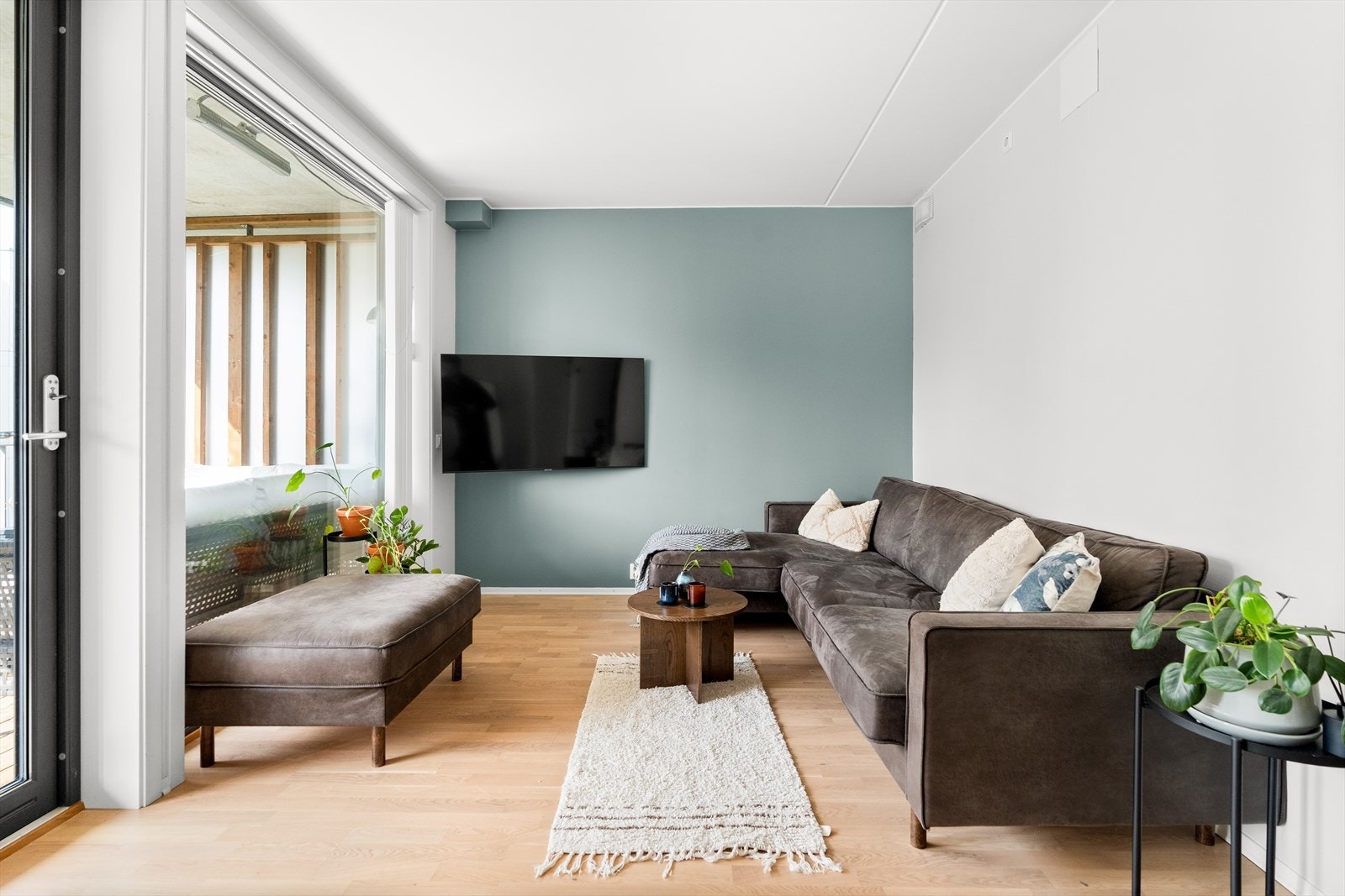 Det er parkett på gulvet, og malte vegg-/takflater. Galleribilde