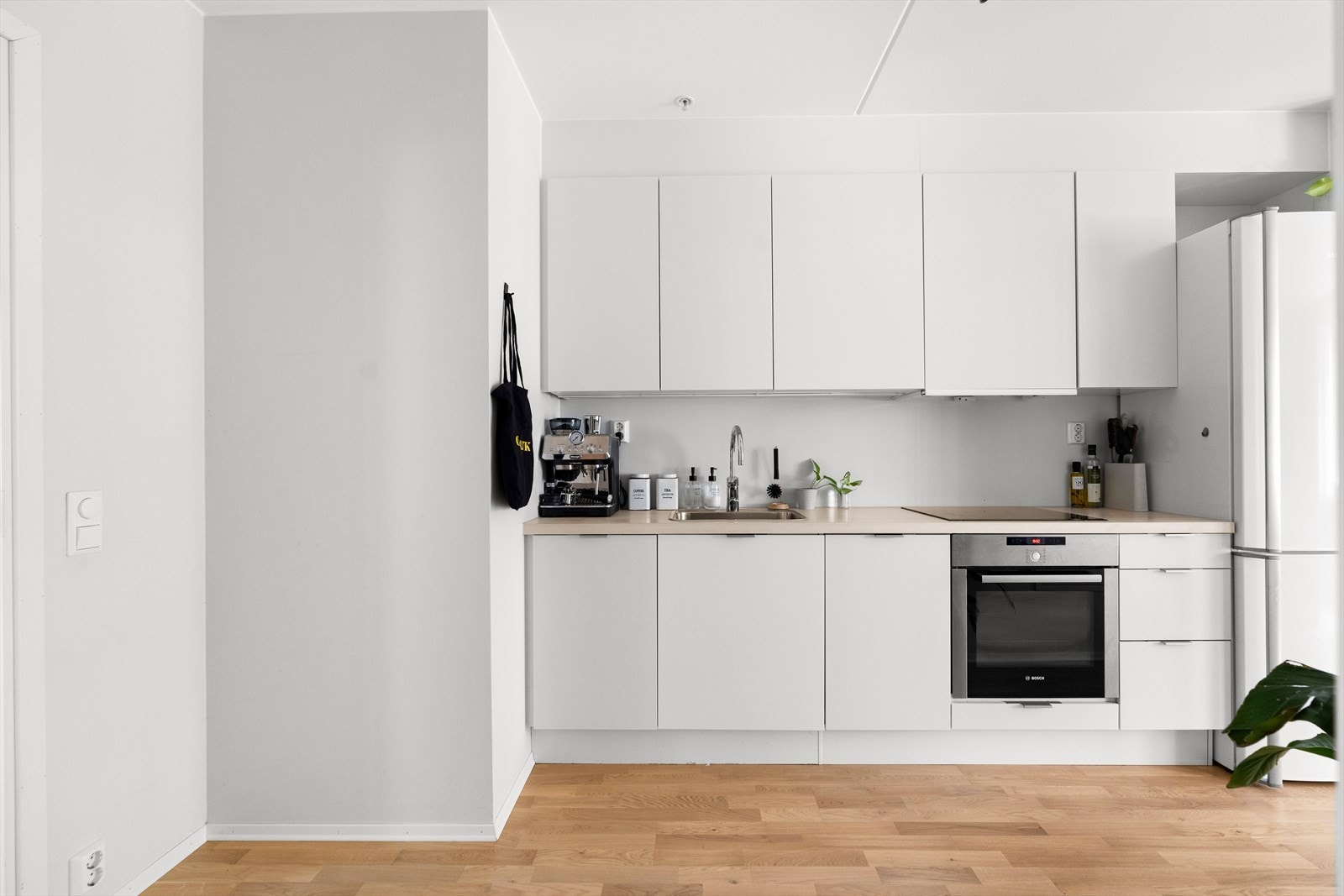 Innredningen fra HTH har glatte hvite fronter samt laminat benkeplate med nedfelt kum i rustfritt stål. Galleribilde