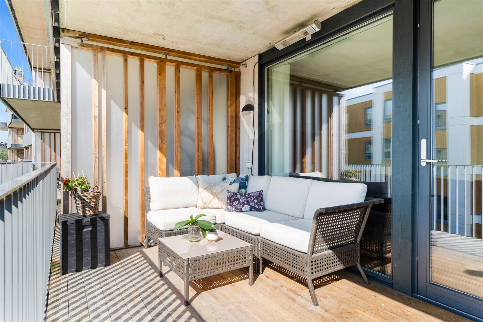 _Uteplassen måler 12 m², og her er det god plass til sittegruppe. Galleribilde