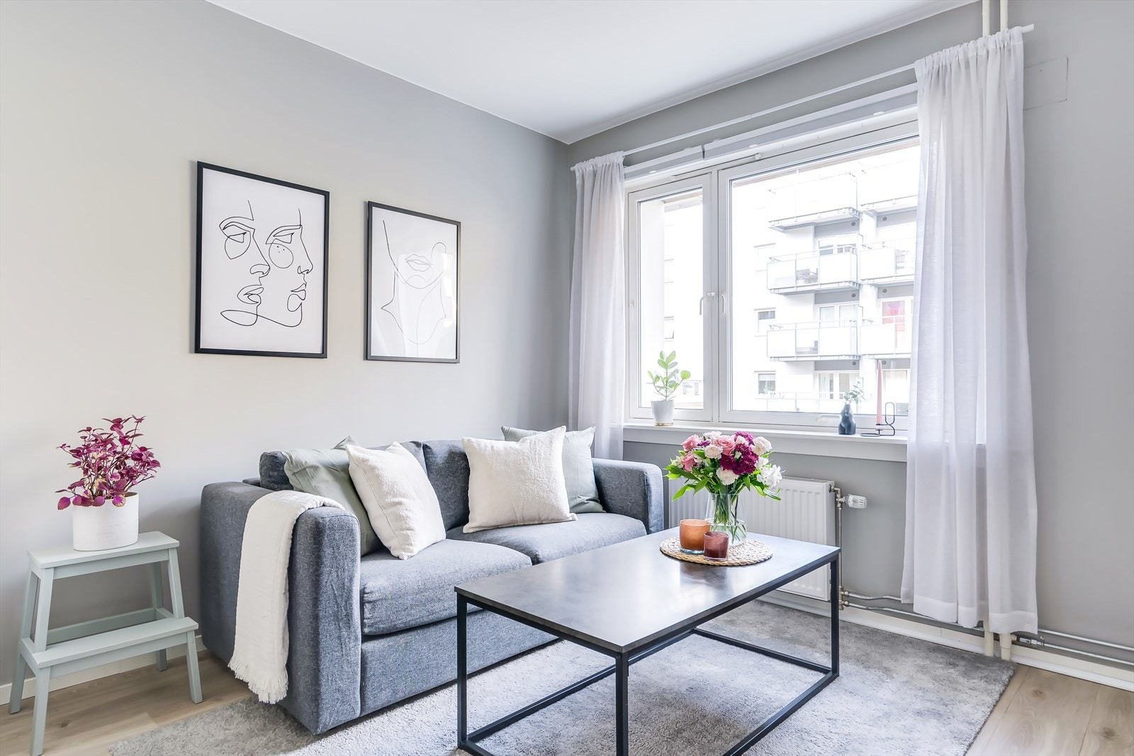 Lys og hyggelig stue med plass til sofagruppe, TV-møblement og annet ønsket møblement Galleribilde