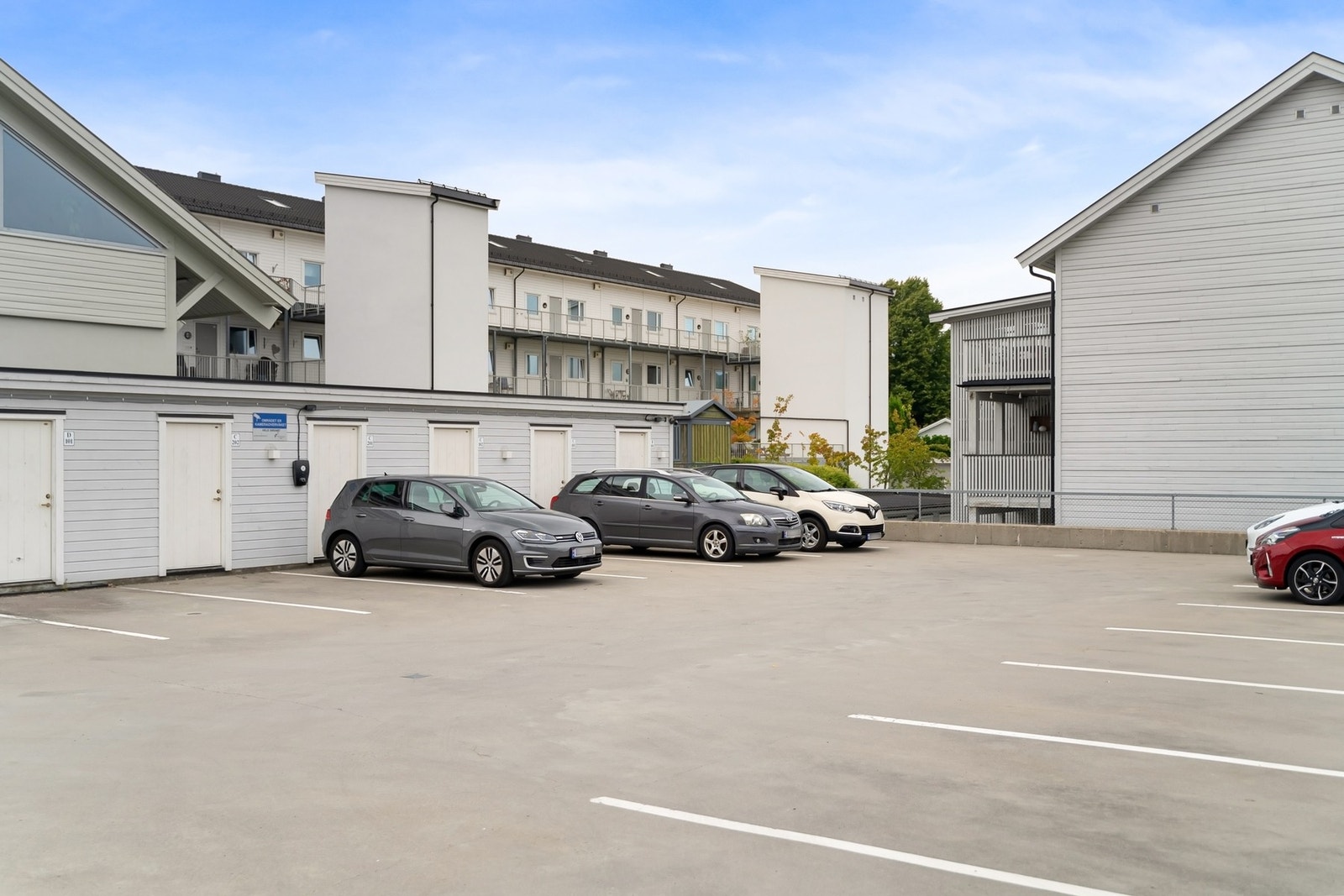 Biloppstillingsplass med utebod. Galleribilde