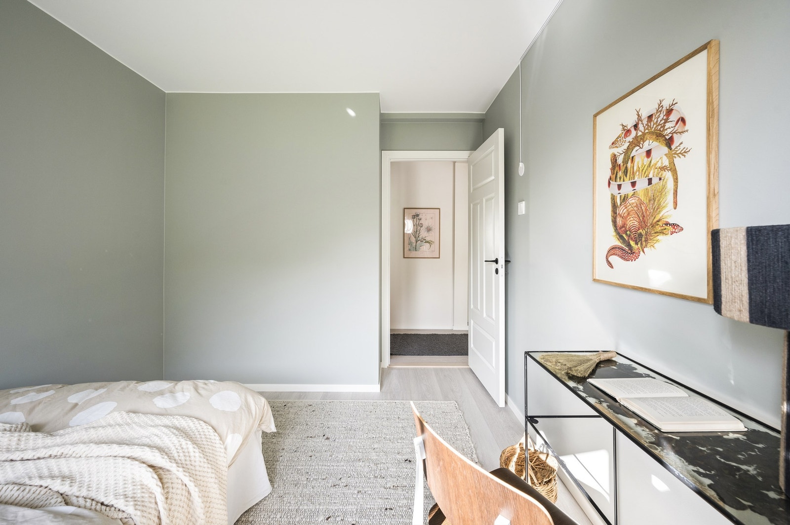 Godt med lysinnslipp fra stort vindu og på gulvet er det også her, enstavs laminat Galleribilde