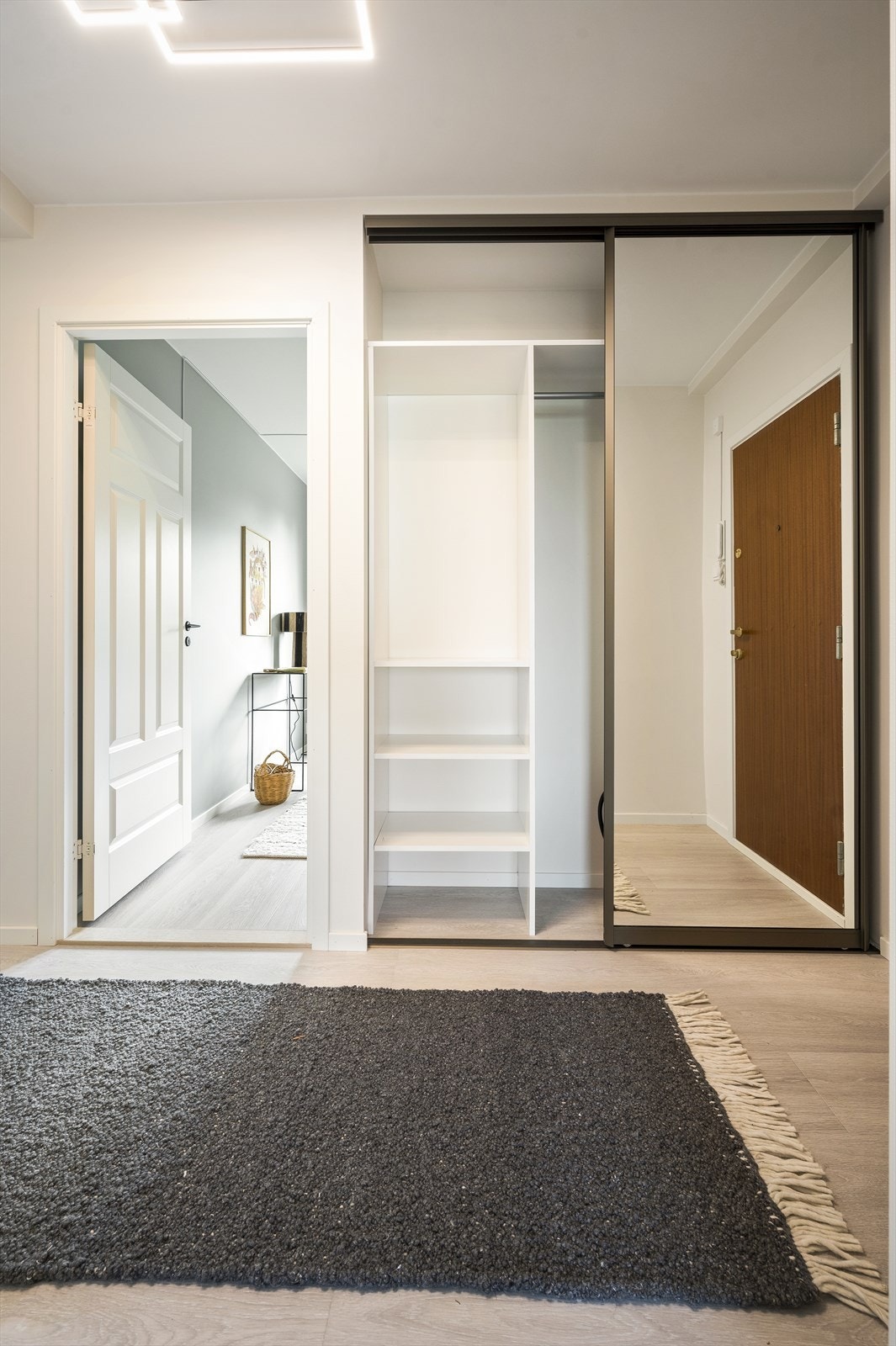 Godt med oppbevaring plassbygd skyvedrøsgarderobe samt god plass til oppbevaringsmøbel etter eget ønske og behov Galleribilde