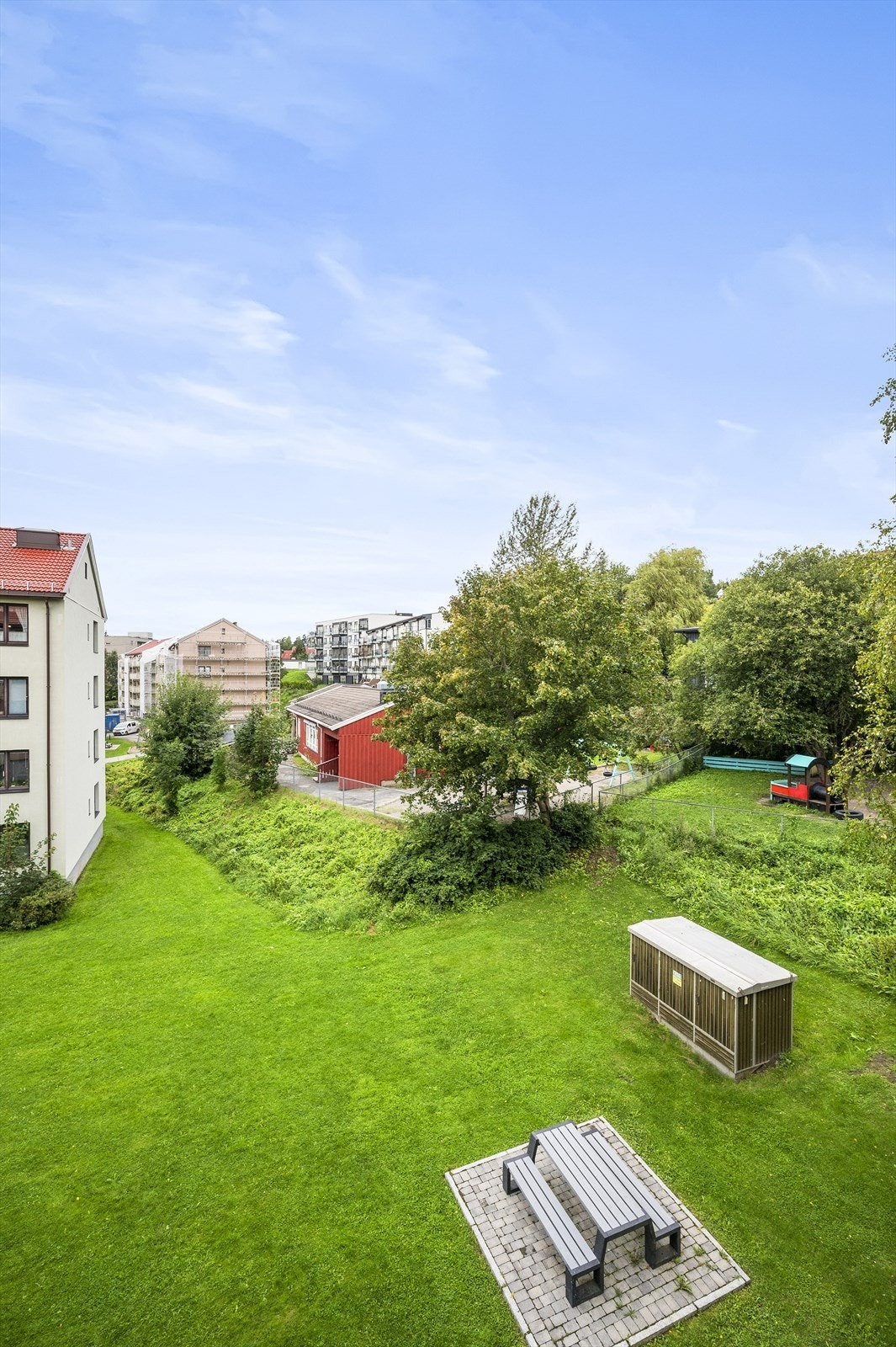Internt i borettslaget er dette å anse som en av de bedre beliggenhetene når det gjelder orientering på balkongen (solforhold) og at den ligger så fint og skjermet til med et flott utsyn mot fellesarealene, nesten helt fritt for innsyn Galleribilde