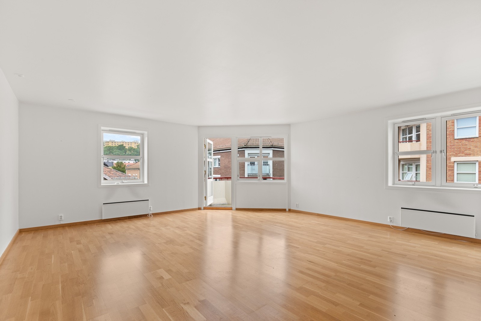 Boligen fremstår med enkel standard på innredning/overflater og har moderniseringsbehov. Galleribilde
