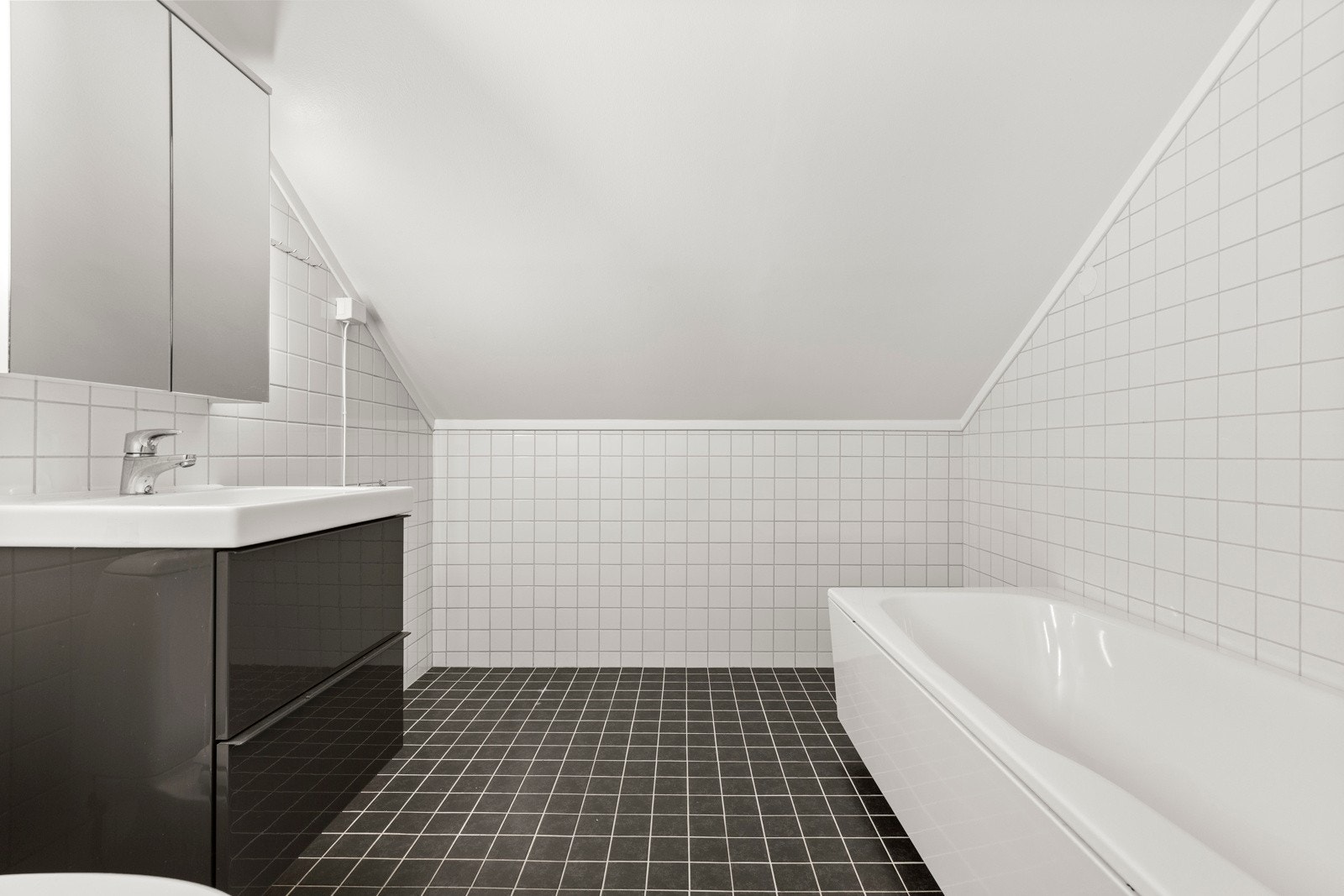 Badet har innredning med nedfelt servant, toalett, badekar og opplegg for vaskemaskin. Galleribilde