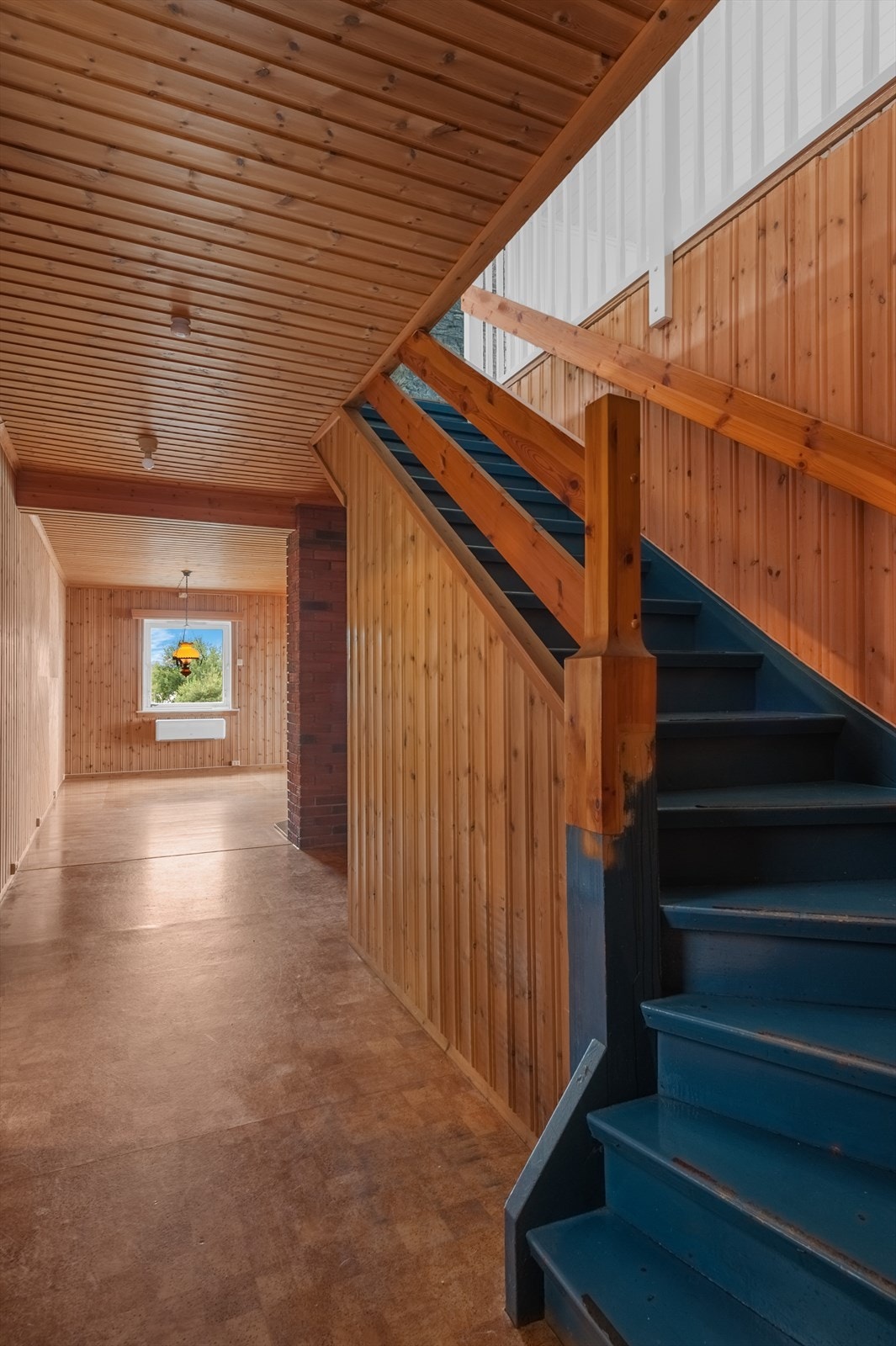 Fra entréen er det tilgang til stuen, spisestuen og kjøkkenet. Galleribilde