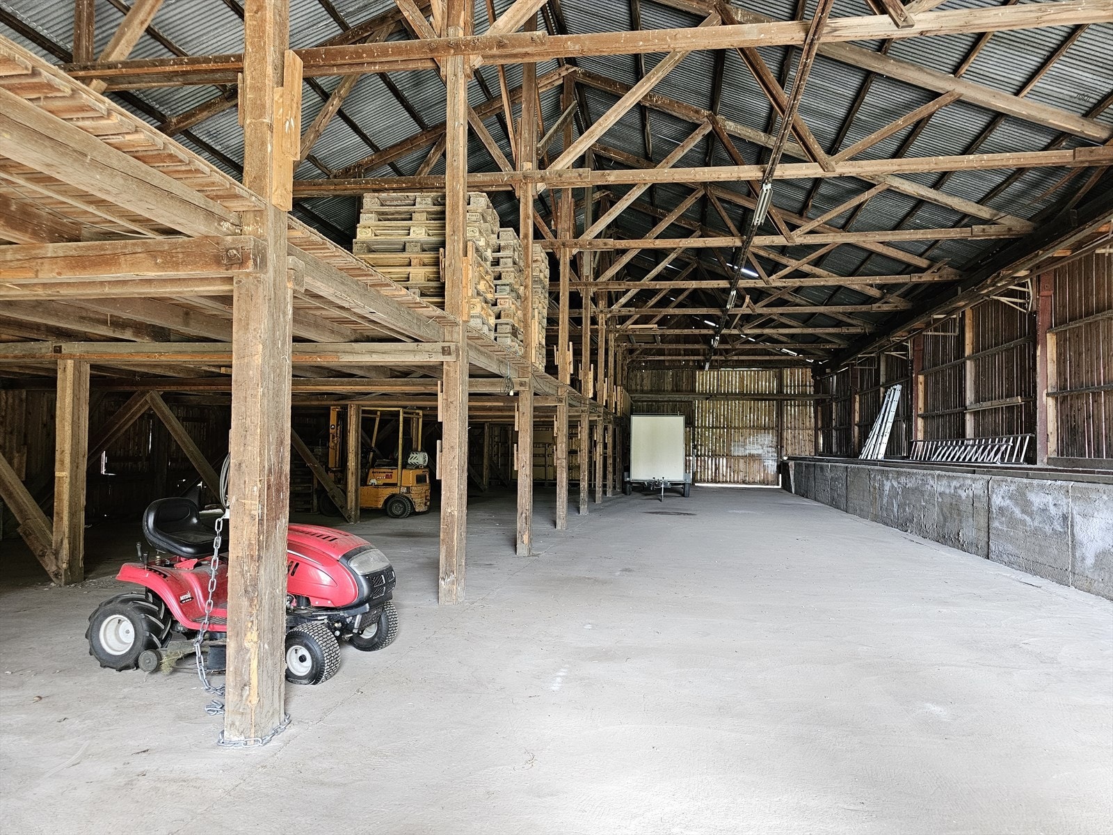 Eiendommen har to lagerhaller hvor den ene er på 470 kvm og den andre er på 842 kvm. Galleribilde