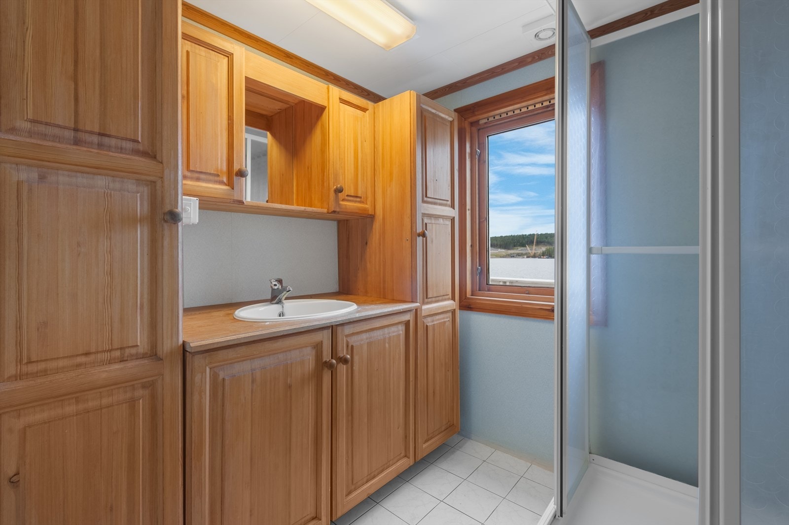 Badet er utført med baderomsplater på veggene og keramiske fliser på gulvet. Galleribilde