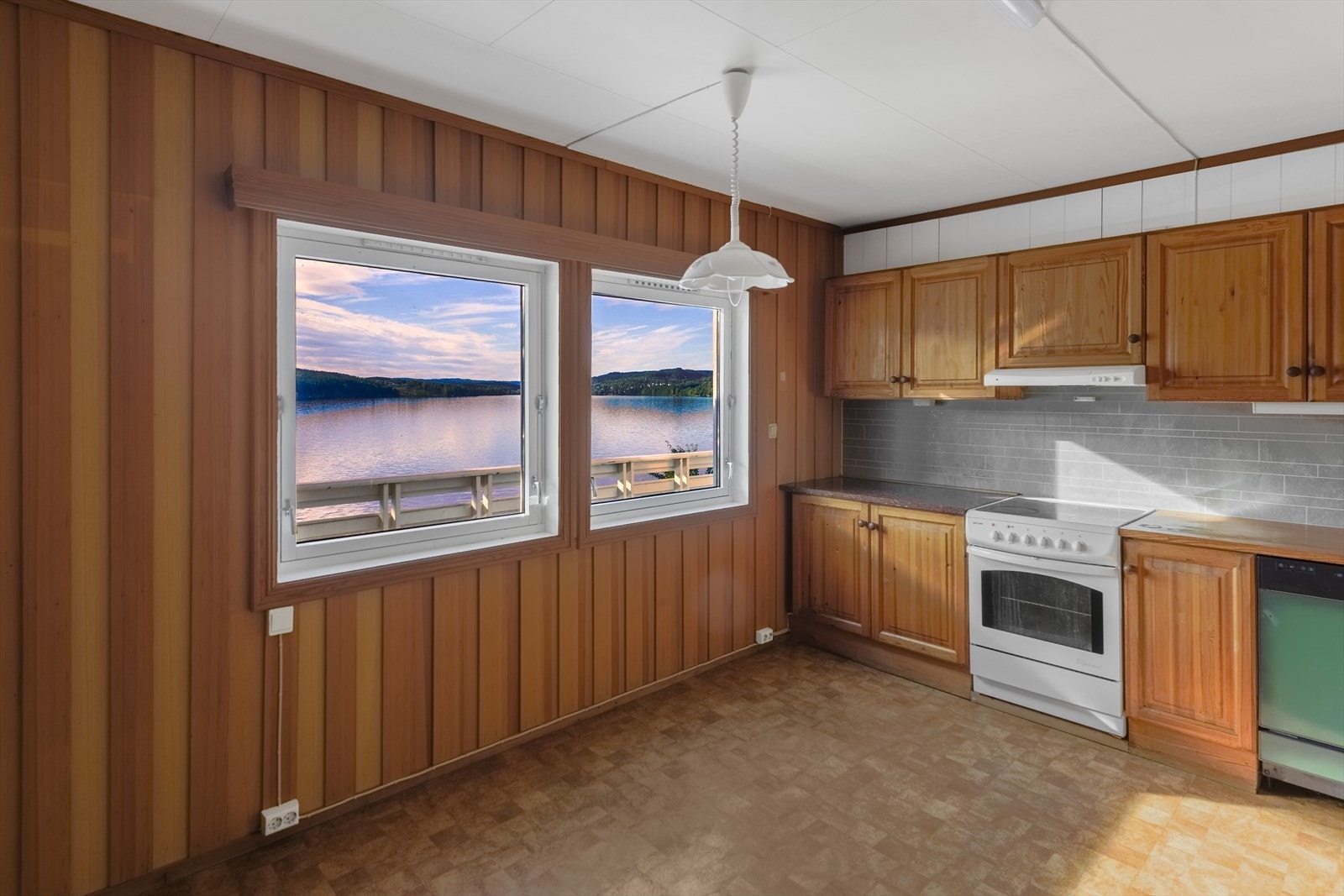 Kjøkkenet tilbyr rikelig med lagringsplass gjennom mange skap og skuffer. Galleribilde