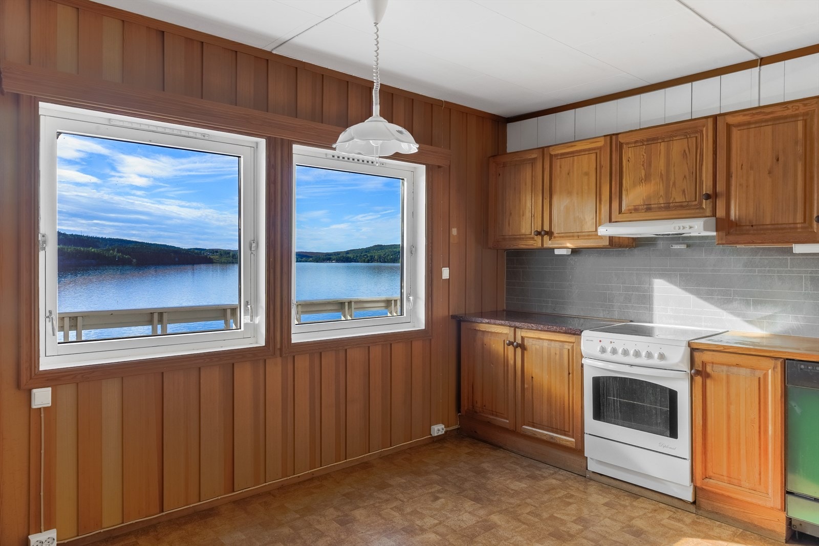 Kjøkkeninnredningen er pent utført i heltre med profilerte fronter og heltre benkeplate med oppvaskkum av stål. Galleribilde