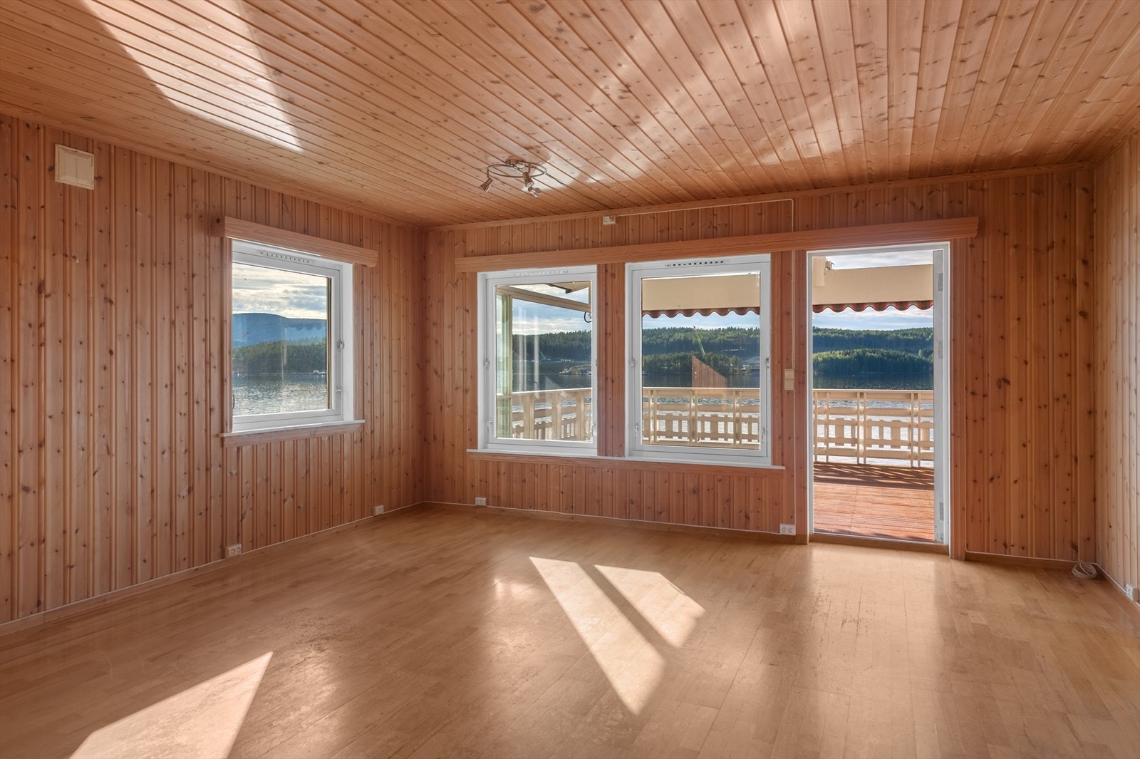 De mange store vinduene flommer rommet med naturlig dagslys, og du kan nyte den flotte utsikten mot Mjøsa og omliggende landskap. Galleribilde