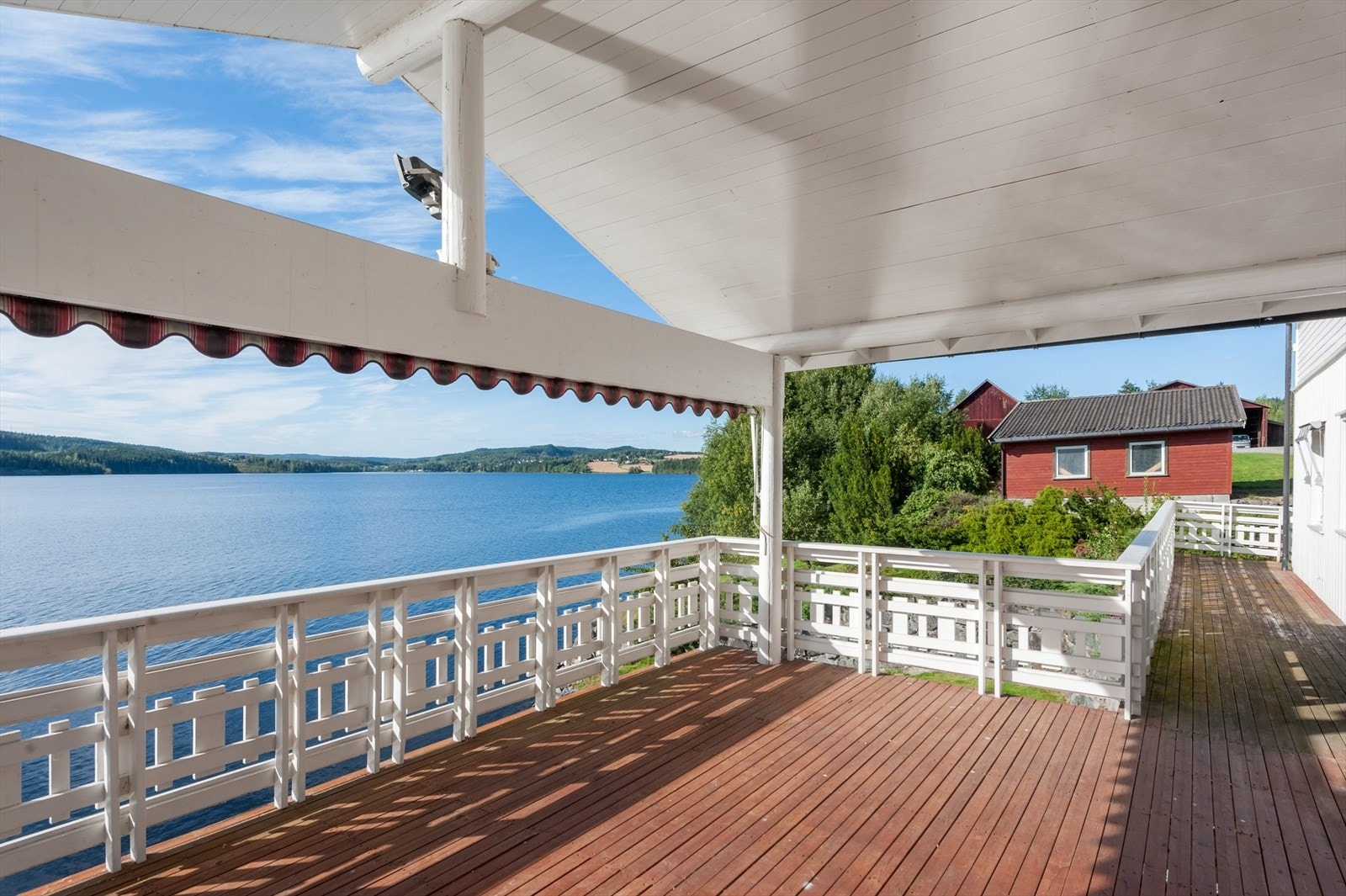 Verandaen inviterer til festligheter og sammenkomster i sommerhalvåret. Galleribilde